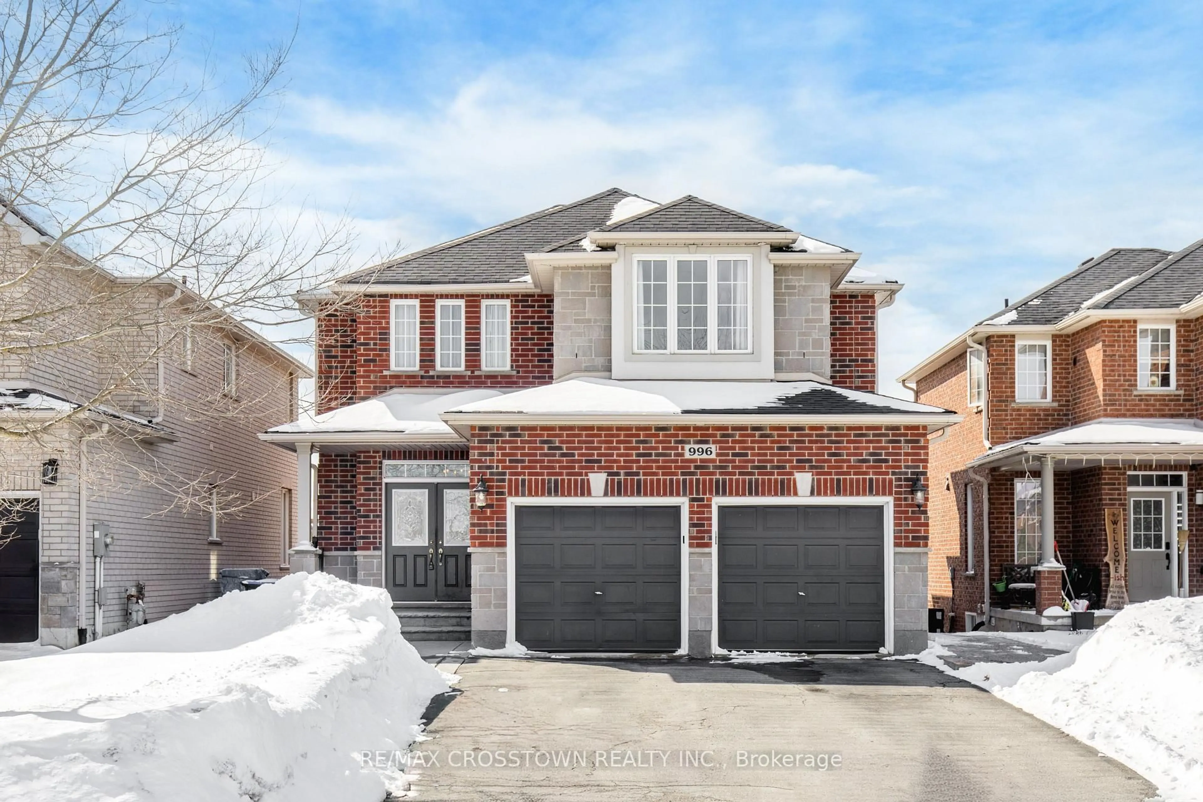 Home with brick exterior material, street for 996 BOOTH Ave, Innisfil Ontario L9S 0A4