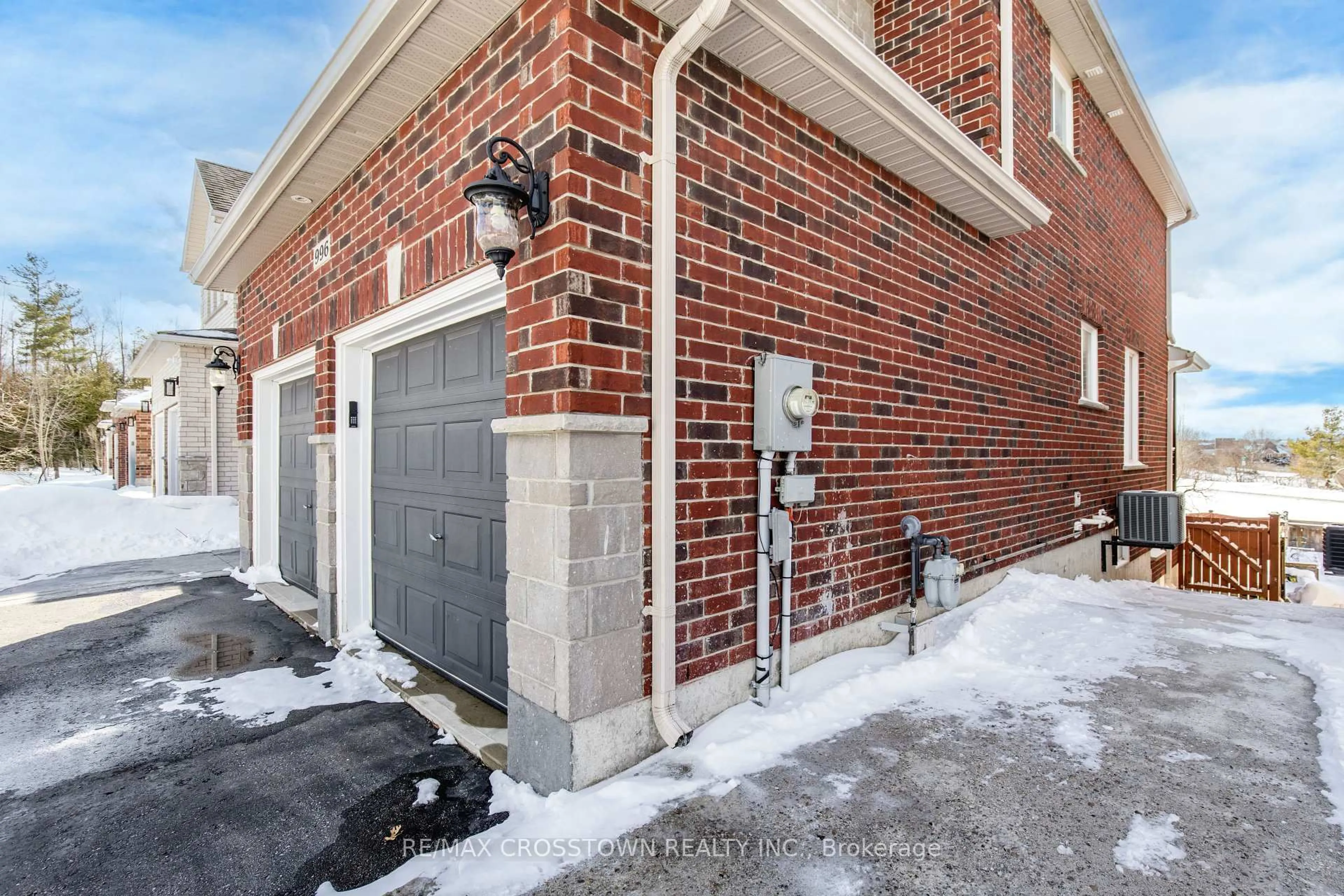 Home with brick exterior material, street for 996 BOOTH Ave, Innisfil Ontario L9S 0A4