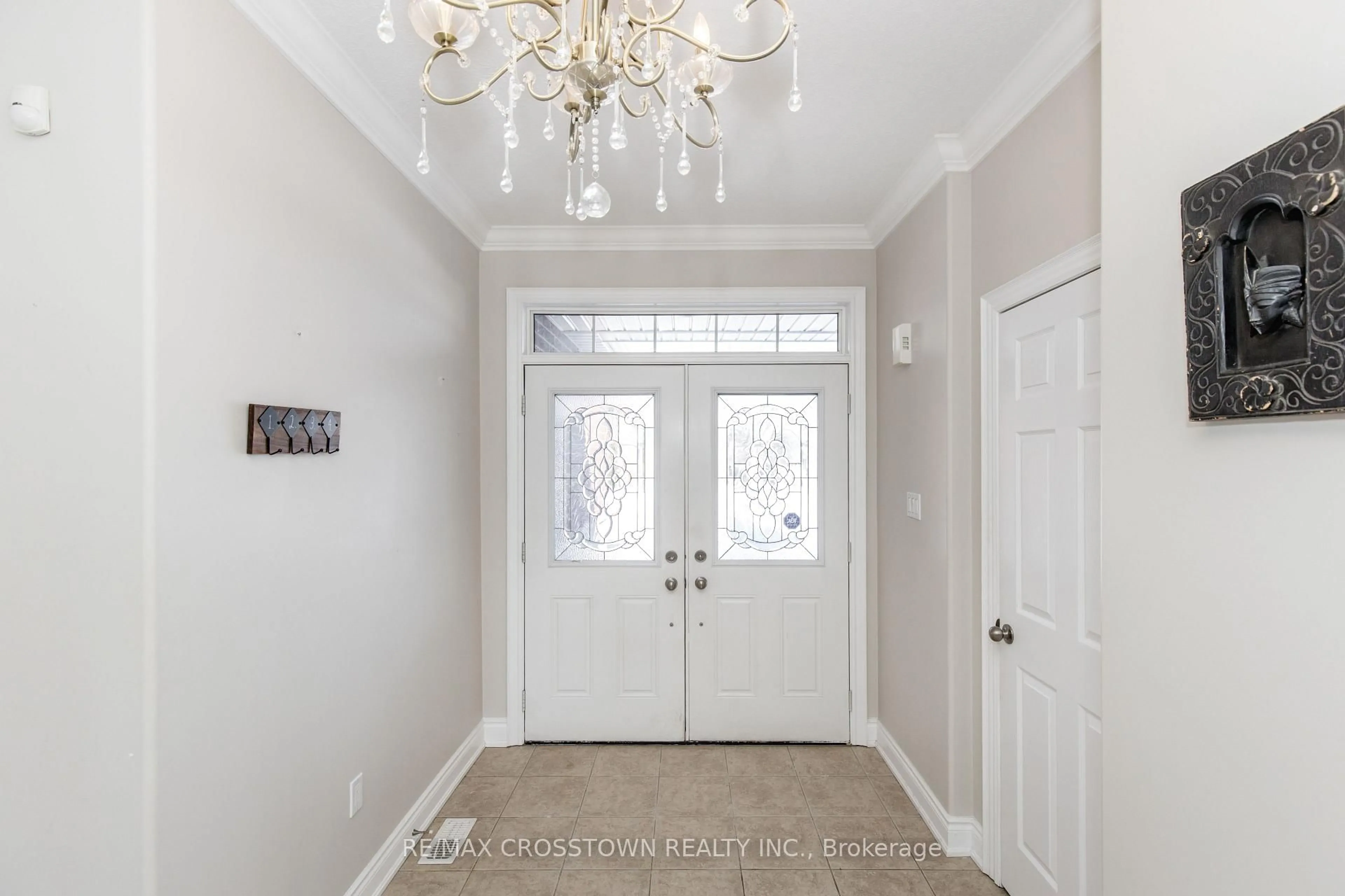 Indoor entryway for 996 BOOTH Ave, Innisfil Ontario L9S 0A4