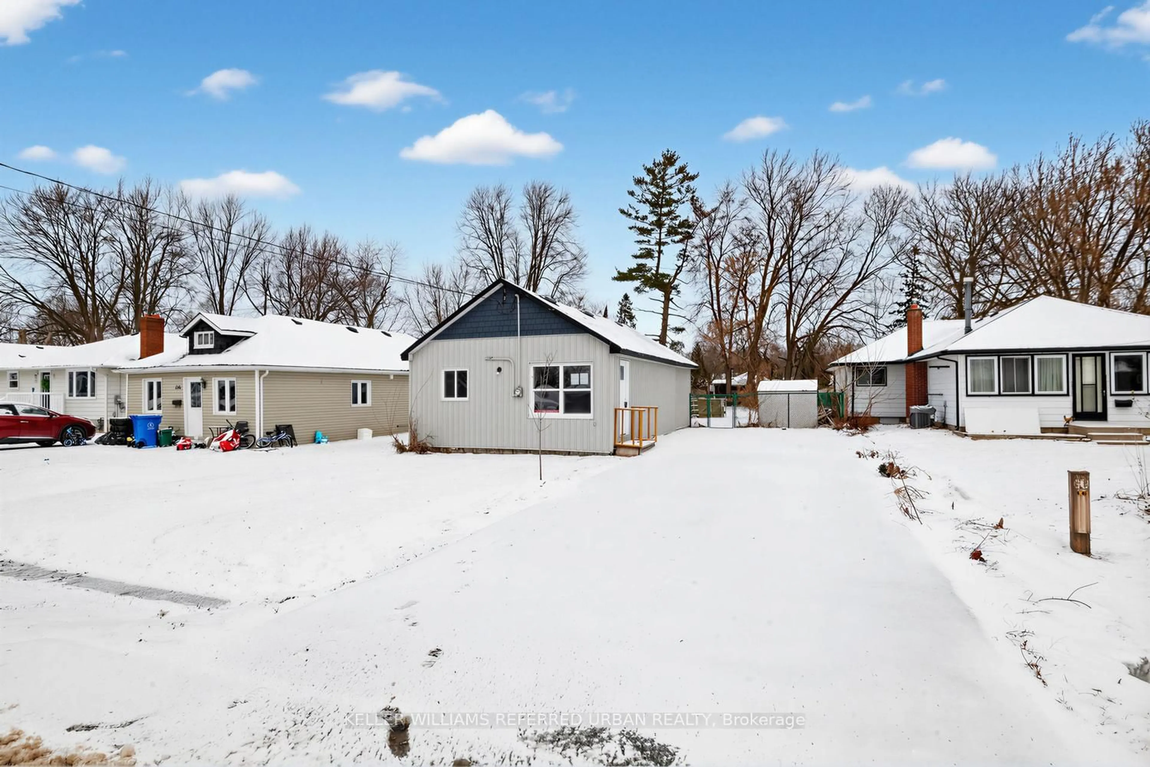 A pic from outside/outdoor area/front of a property/back of a property/a pic from drone, street for 208 Bayview Ave, Georgina Ontario L4P 2T2