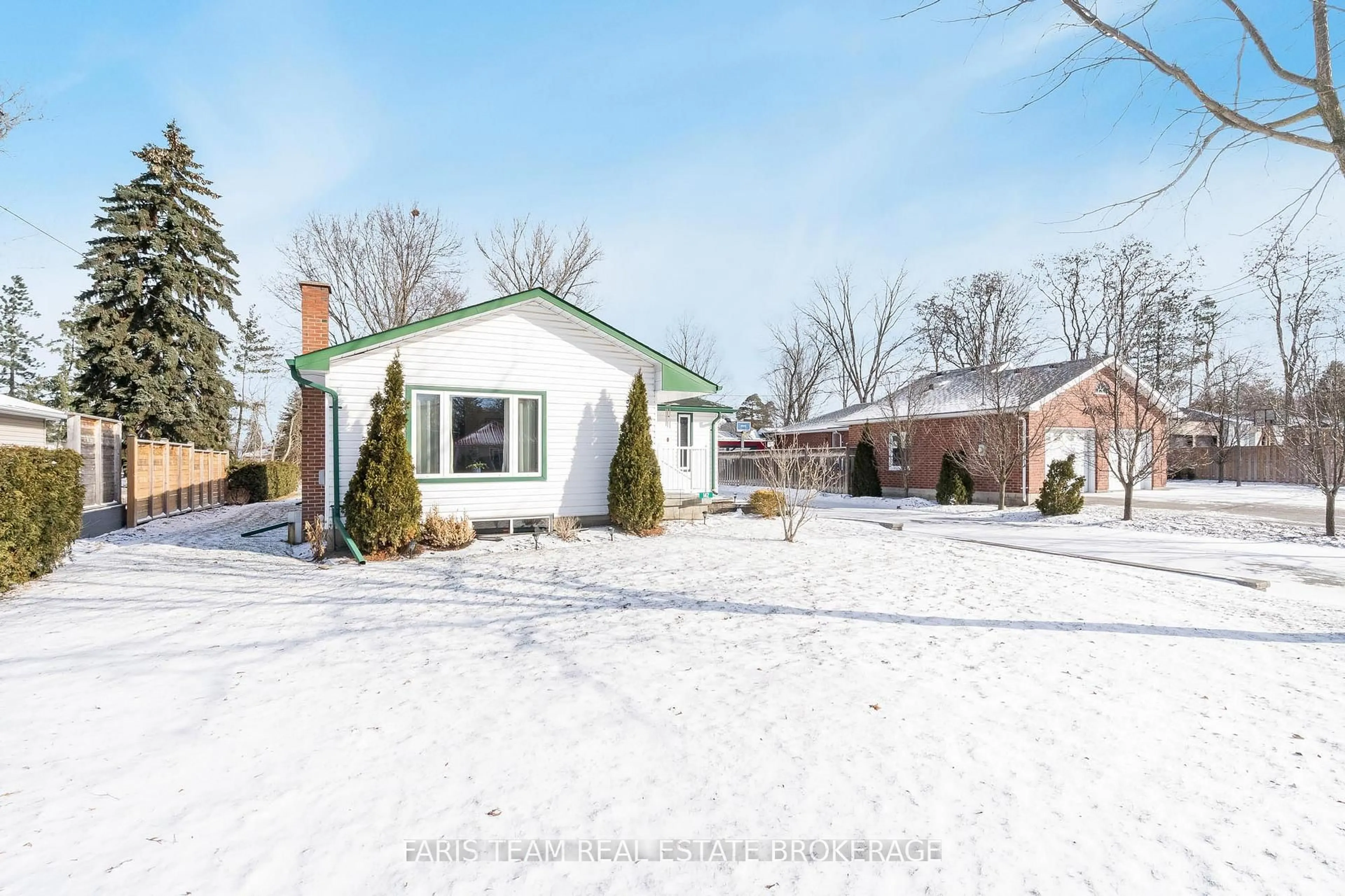 A pic from outside/outdoor area/front of a property/back of a property/a pic from drone, street for 142 Oriole Dr, East Gwillimbury Ontario L9N 1G9