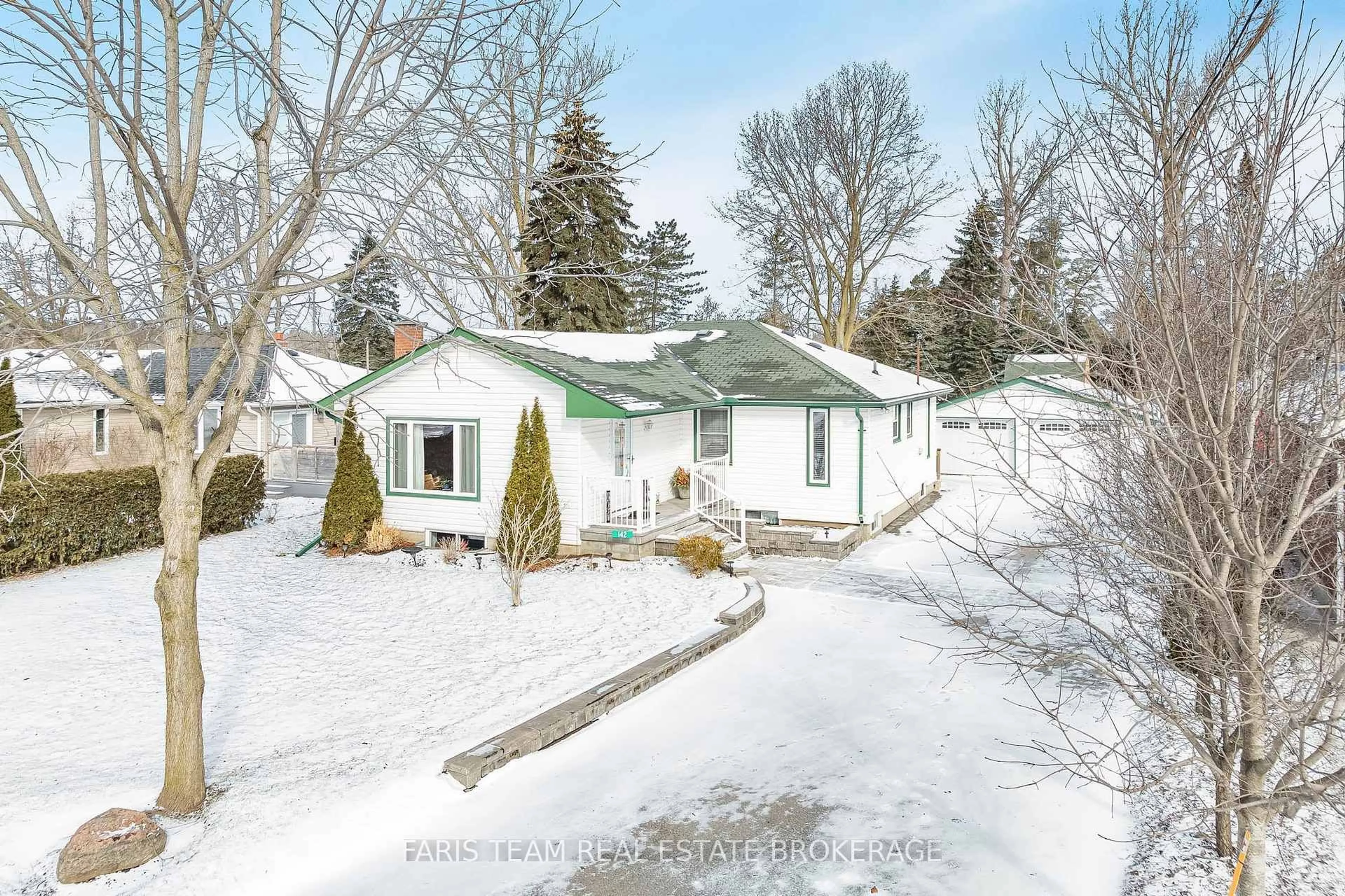 A pic from outside/outdoor area/front of a property/back of a property/a pic from drone, street for 142 Oriole Dr, East Gwillimbury Ontario L9N 1G9