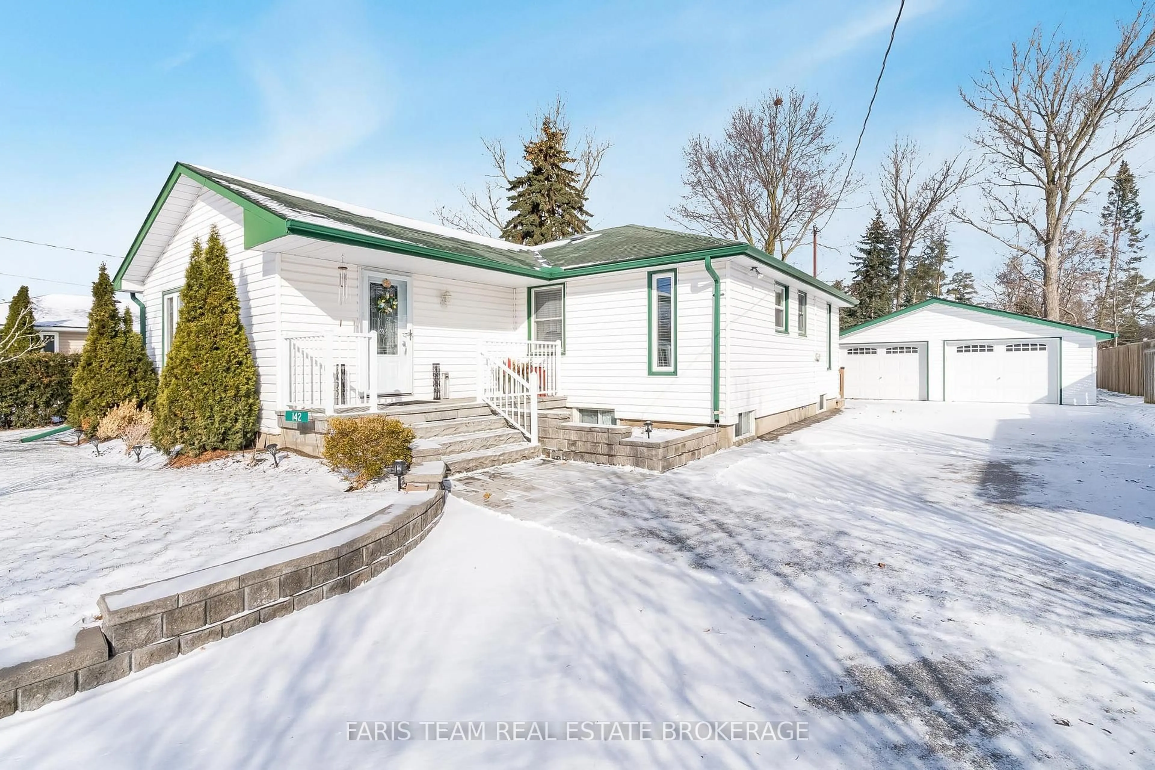 A pic from outside/outdoor area/front of a property/back of a property/a pic from drone, street for 142 Oriole Dr, East Gwillimbury Ontario L9N 1G9