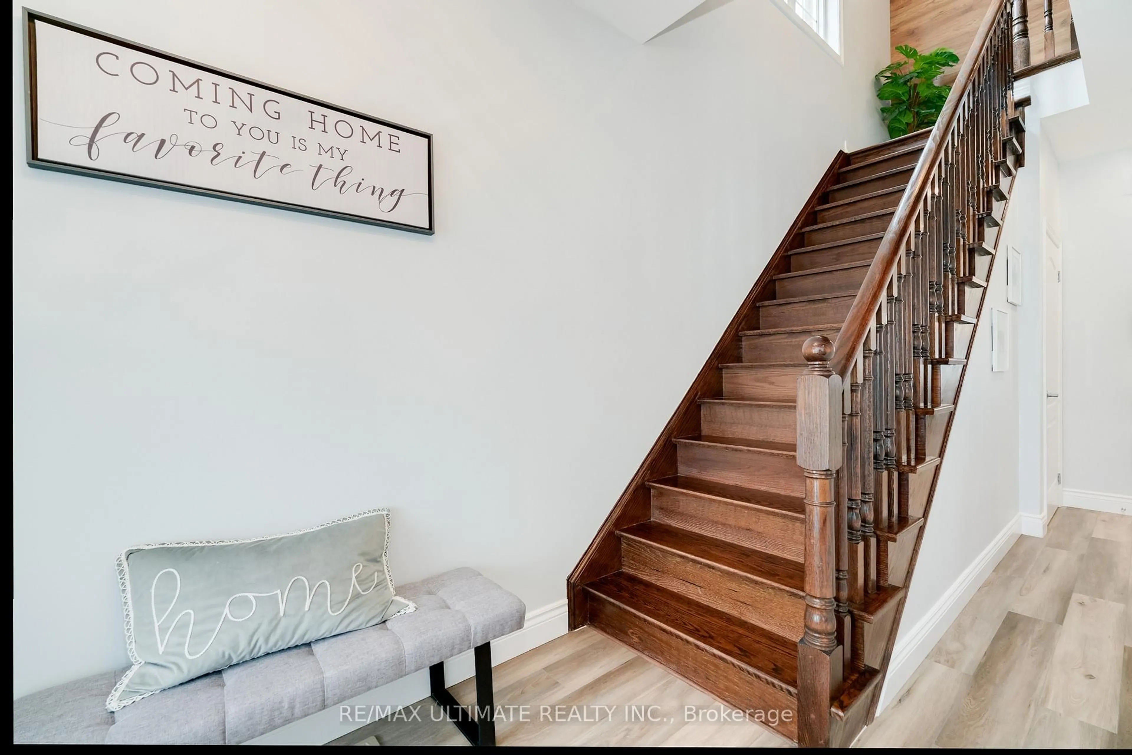 Indoor entryway for 10 Torah Gate, Vaughan Ontario L6A 0H3