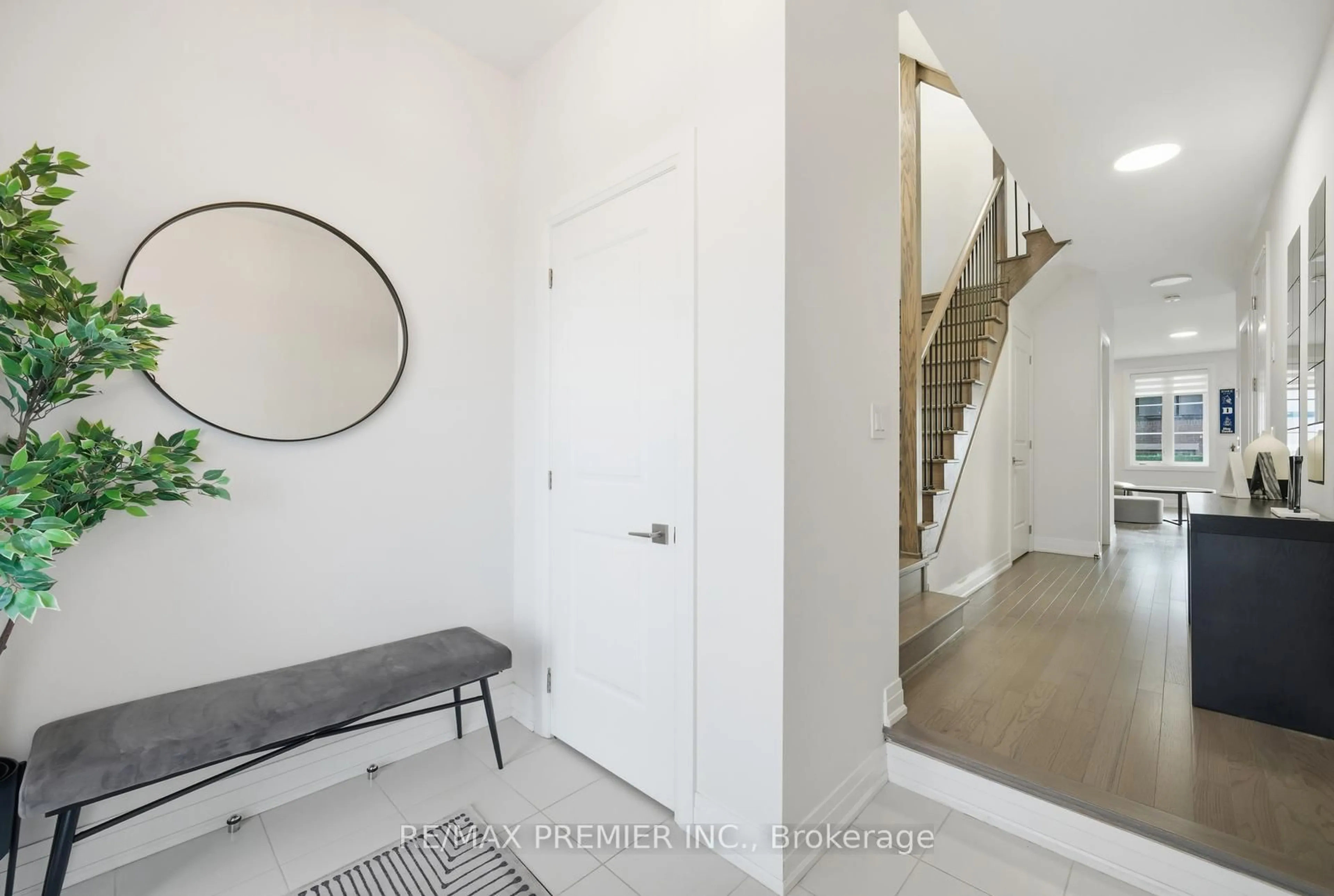 Indoor entryway for 229 Vermont Ave, Newmarket Ontario L3X 0M6