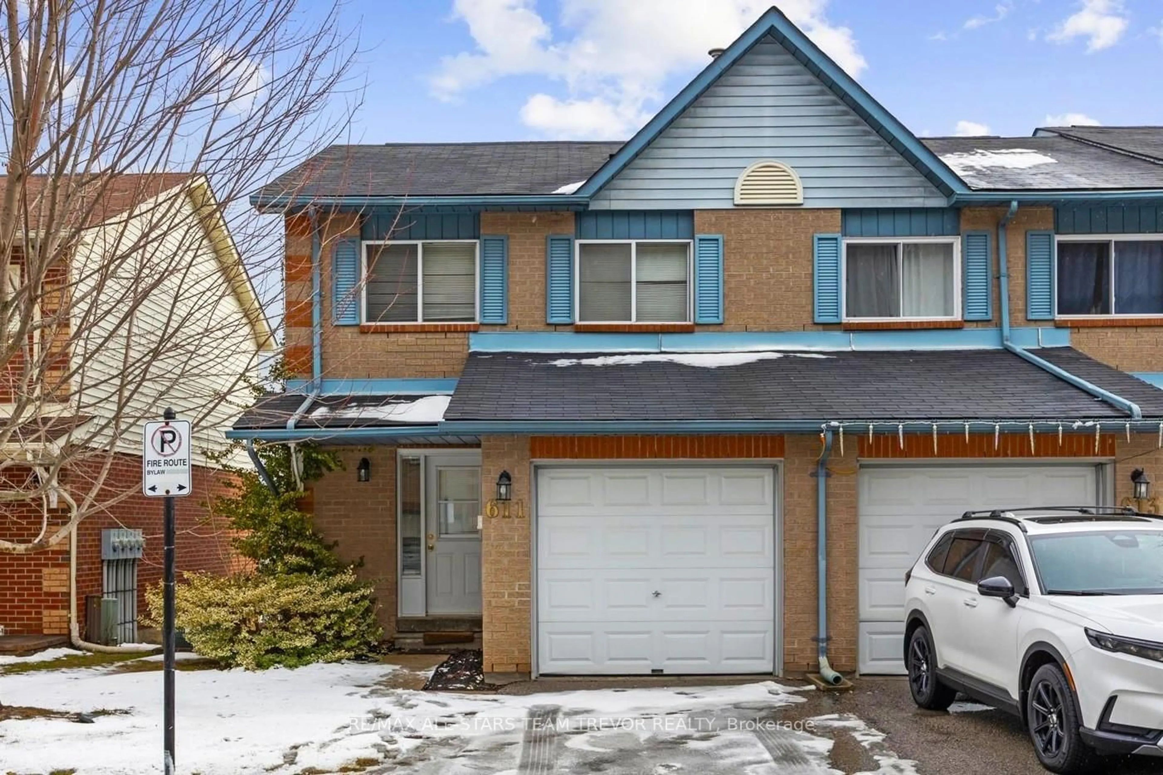 Home with vinyl exterior material, street for 611 Gibney Cres #24, Newmarket Ontario L3X 1Y3