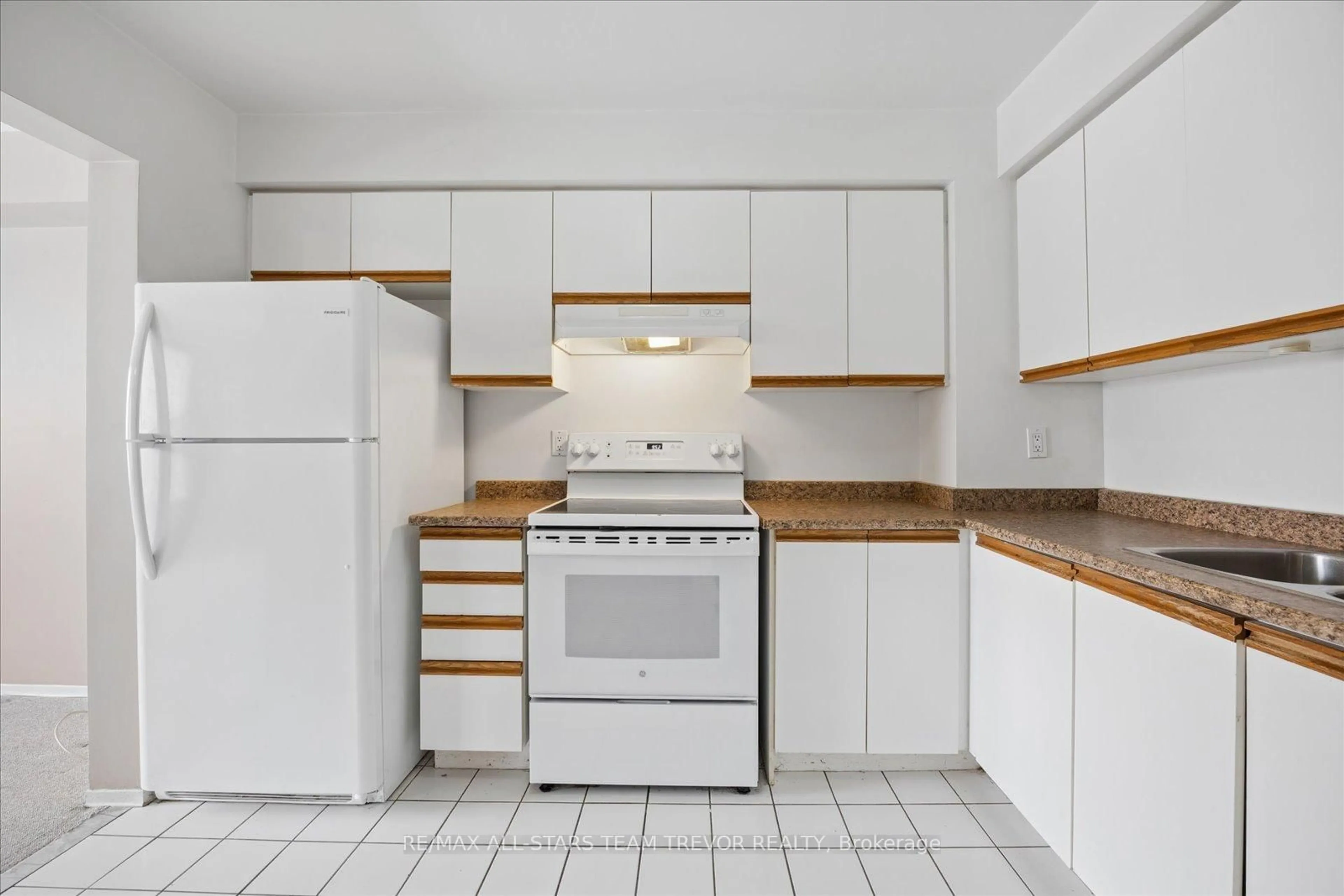 Standard kitchen, unknown for 611 Gibney Cres #24, Newmarket Ontario L3X 1Y3