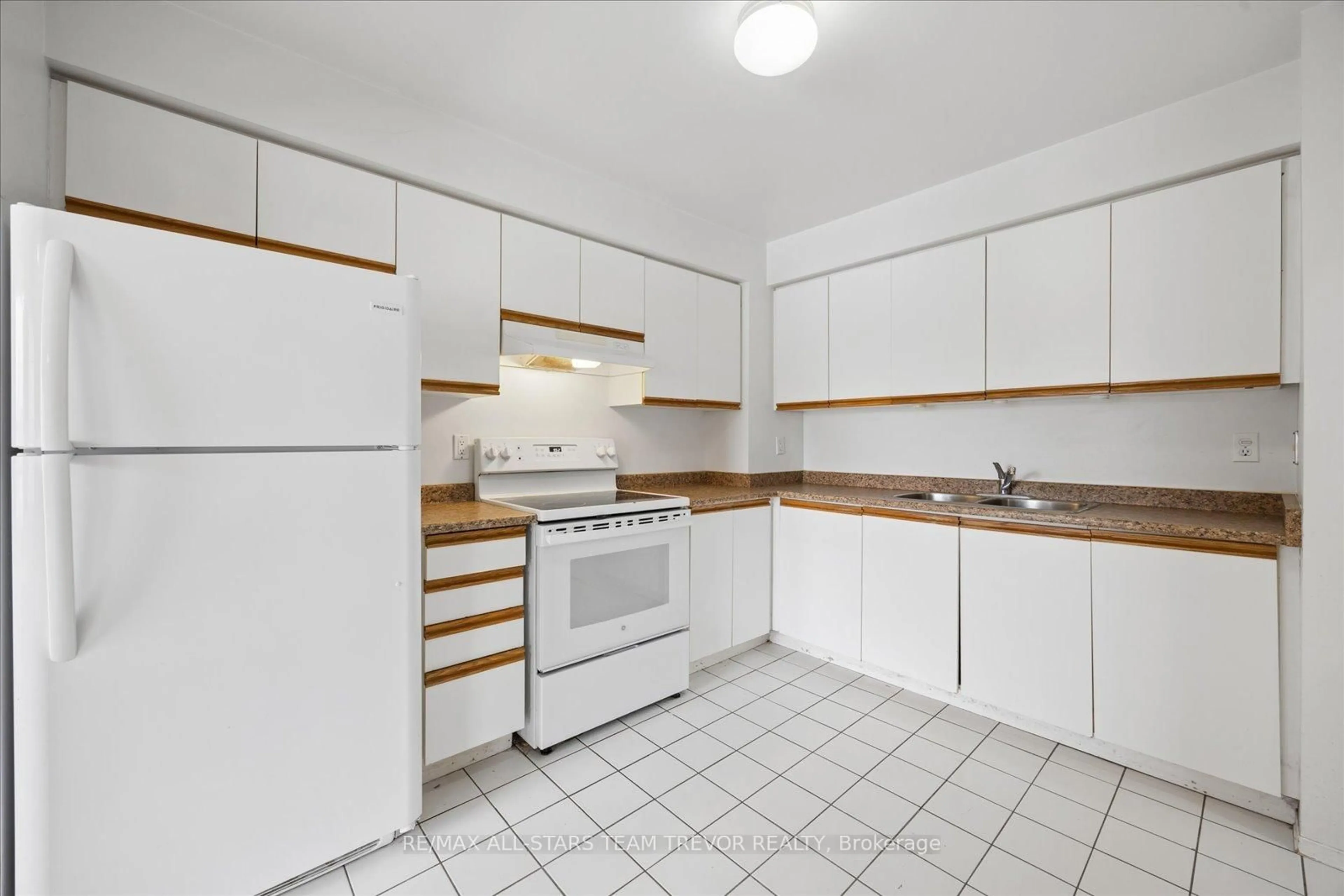 Standard kitchen, unknown for 611 Gibney Cres #24, Newmarket Ontario L3X 1Y3