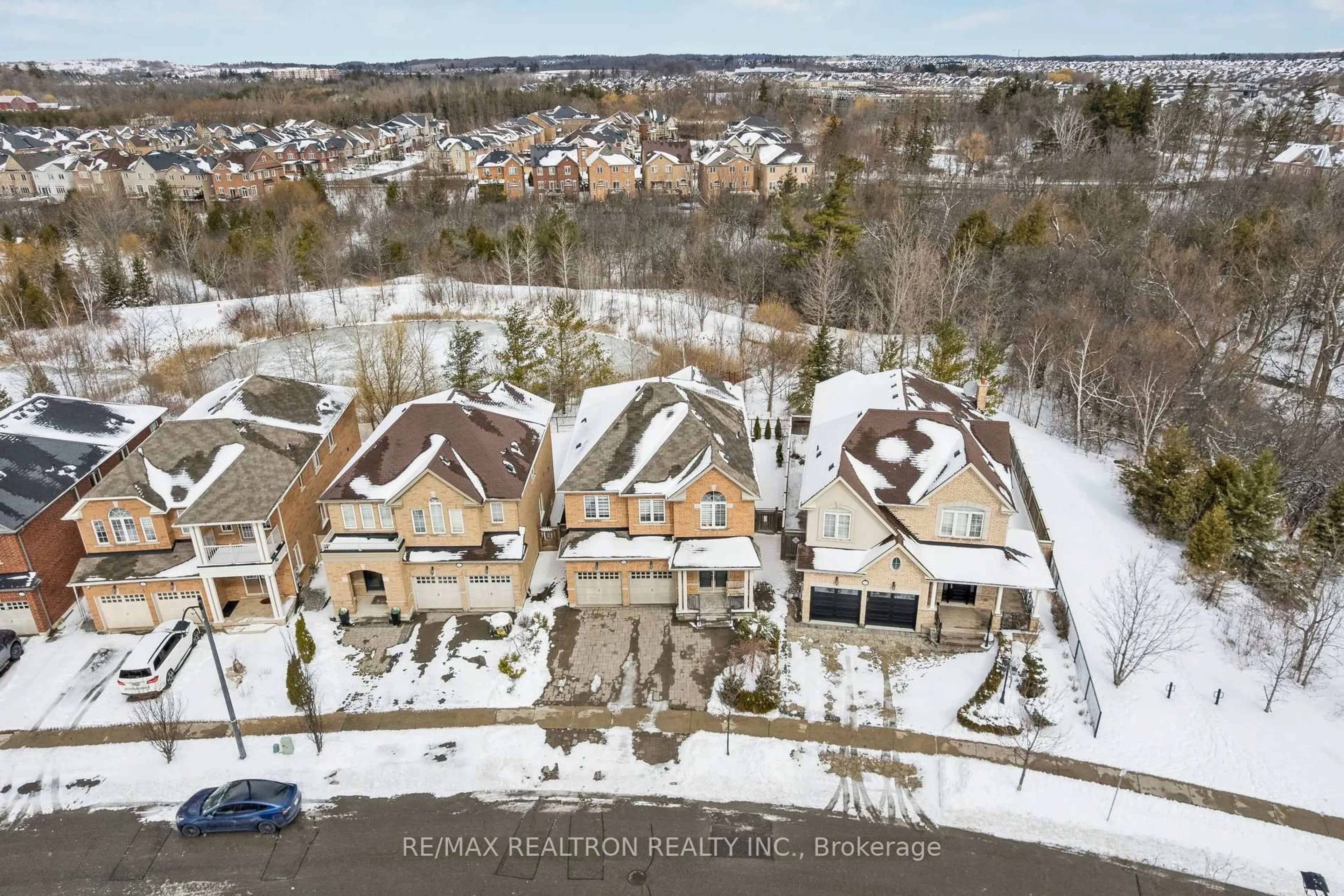 A pic from outside/outdoor area/front of a property/back of a property/a pic from drone, building for 22 Wolf Creek Cres, Vaughan Ontario L6A 4C6