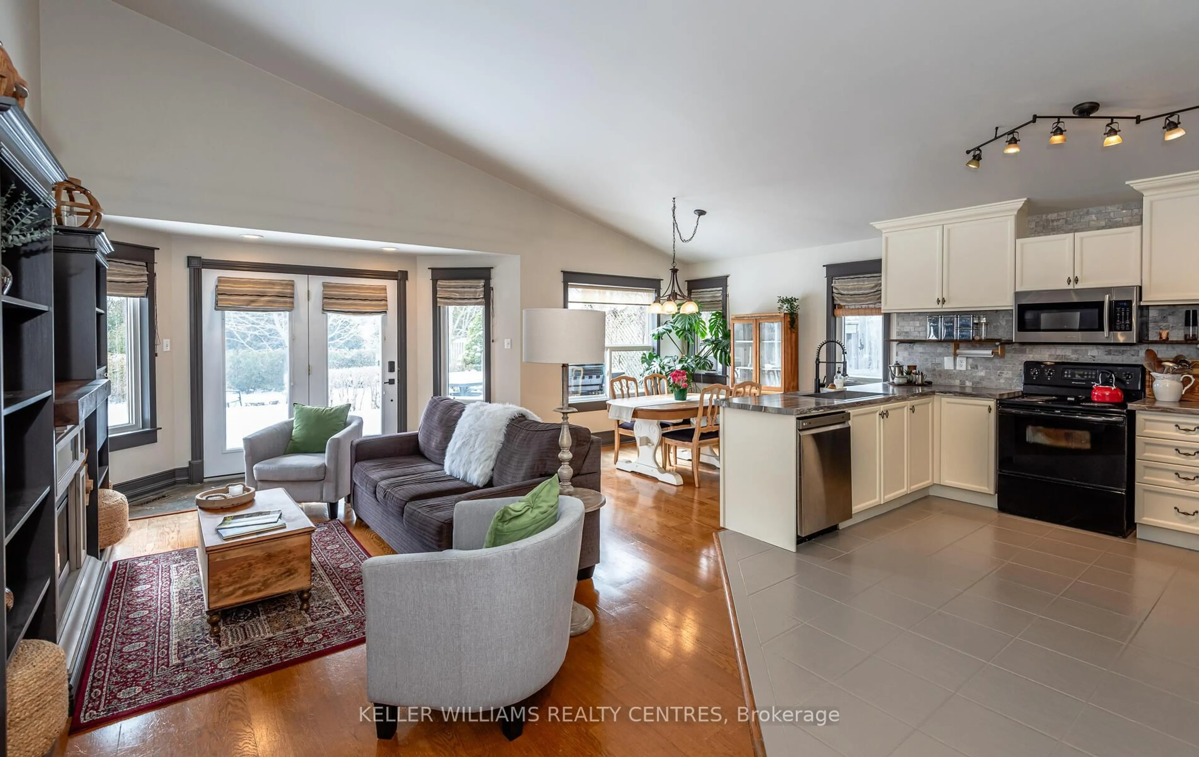 Open concept kitchen, unknown for 142 Mainprize Cres, East Gwillimbury Ontario L0G 1M0