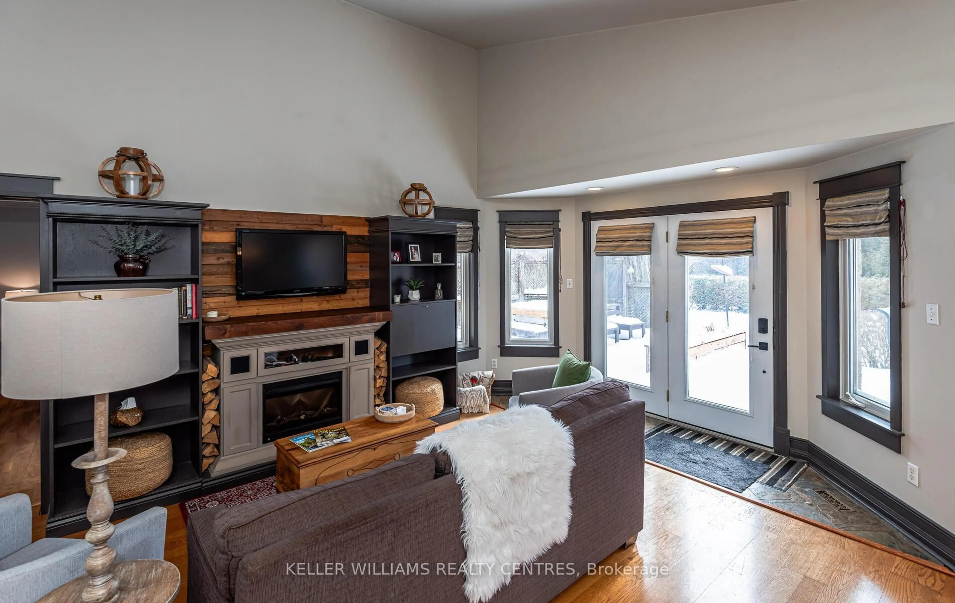 Living room with furniture, unknown for 142 Mainprize Cres, East Gwillimbury Ontario L0G 1M0