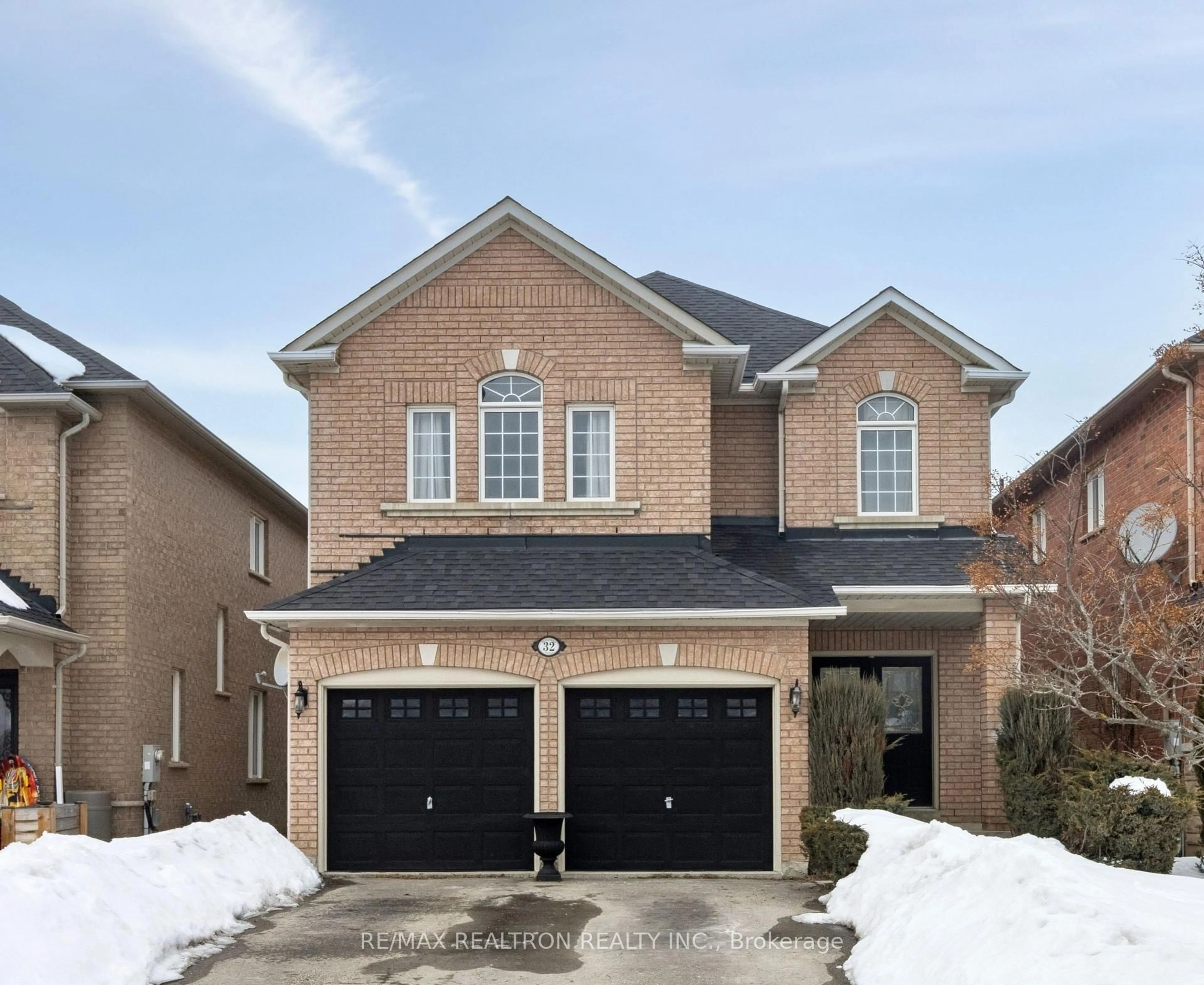 Home with brick exterior material, street for 32 Brackenwood Ave, Richmond Hill Ontario L4S 2P5