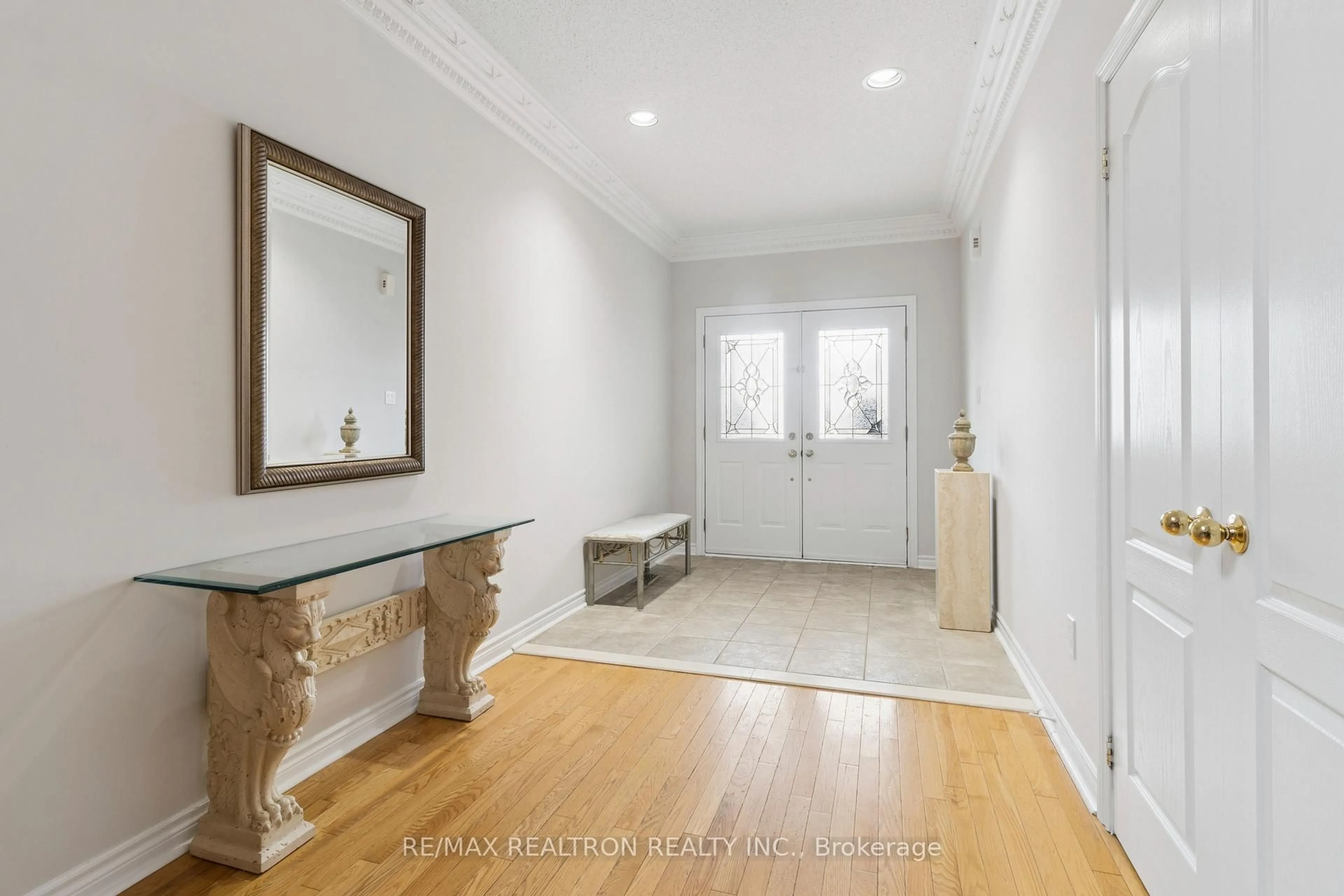 Indoor entryway for 32 Brackenwood Ave, Richmond Hill Ontario L4S 2P5