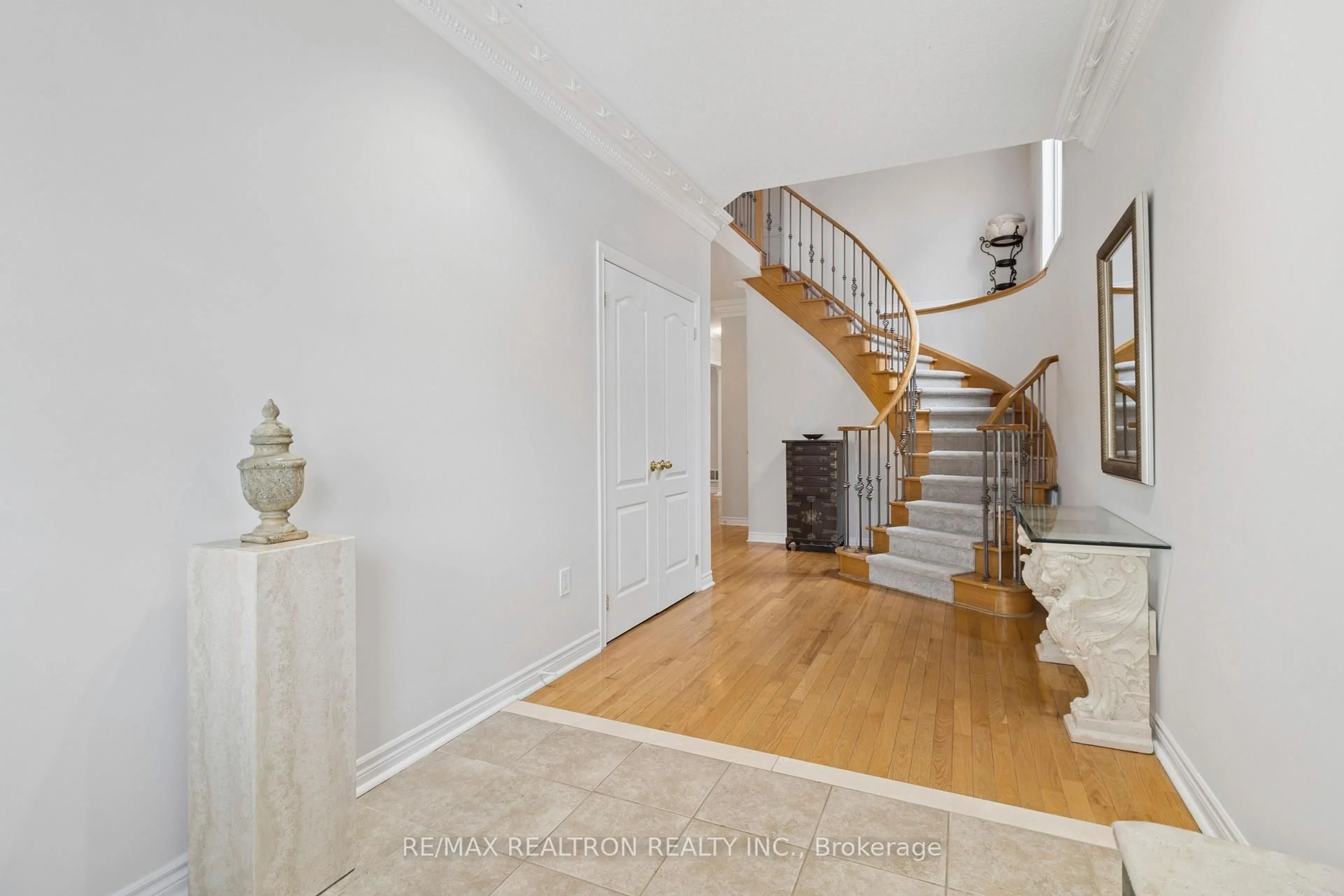 Indoor foyer for 32 Brackenwood Ave, Richmond Hill Ontario L4S 2P5
