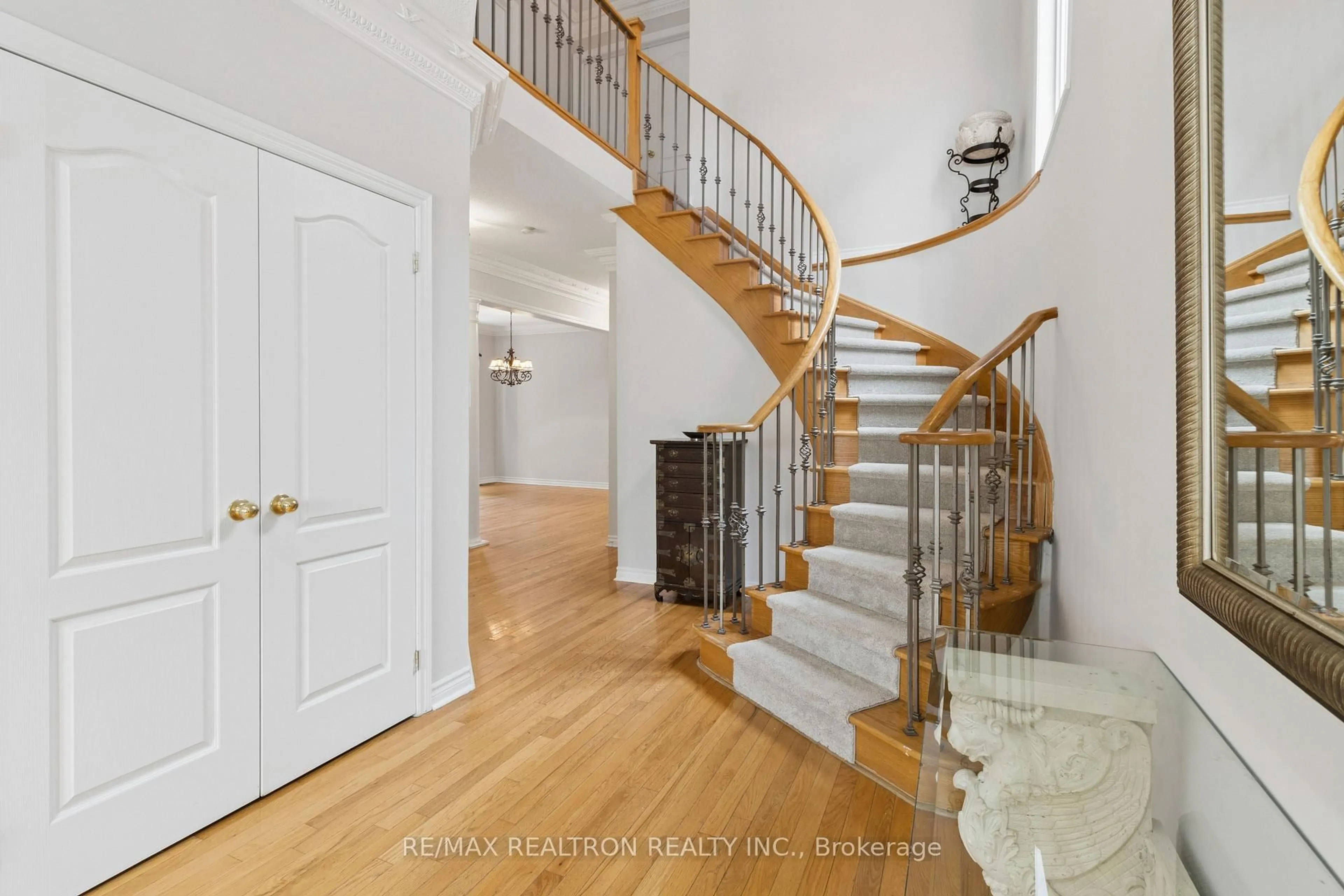Indoor foyer for 32 Brackenwood Ave, Richmond Hill Ontario L4S 2P5