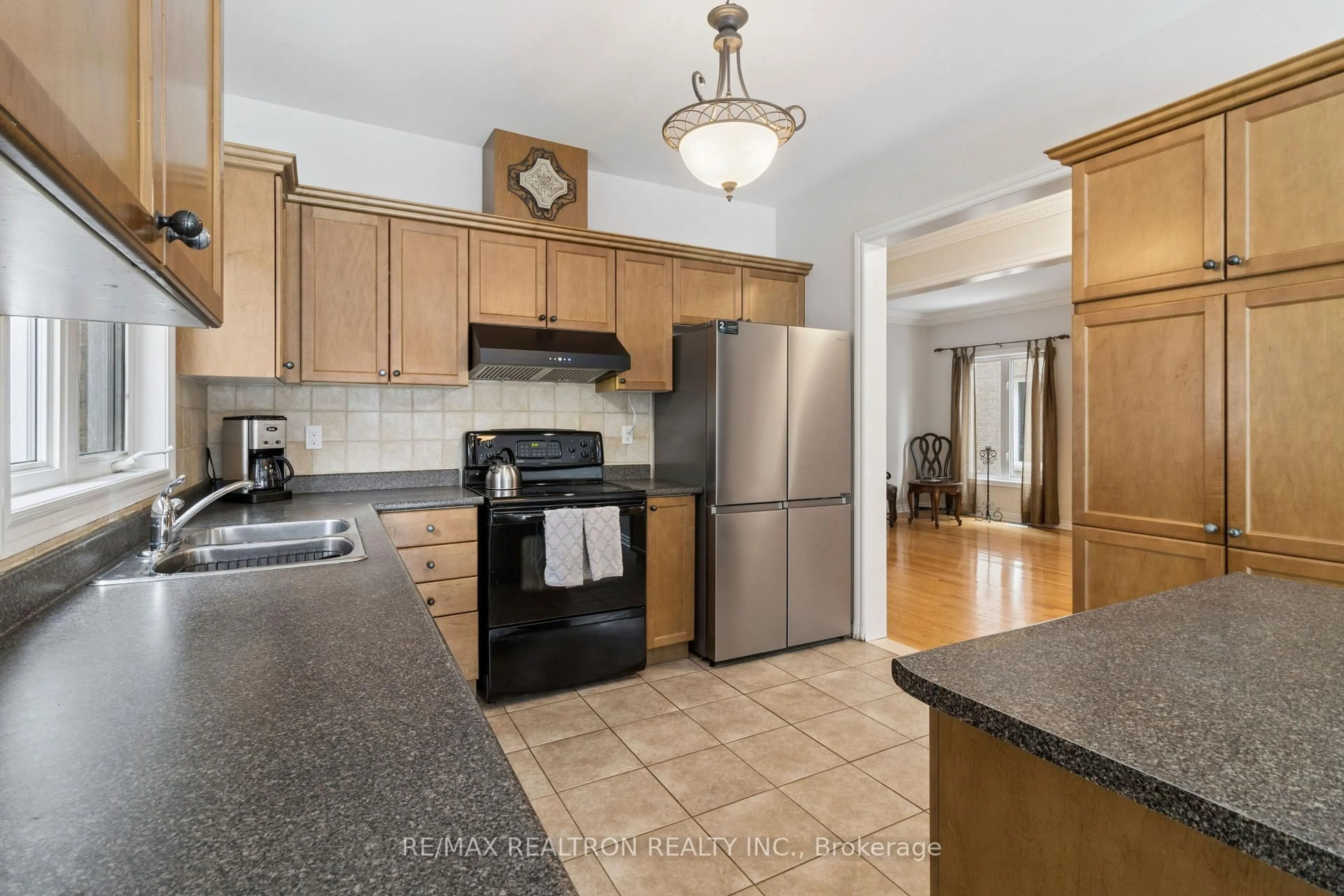 Standard kitchen, unknown for 32 Brackenwood Ave, Richmond Hill Ontario L4S 2P5