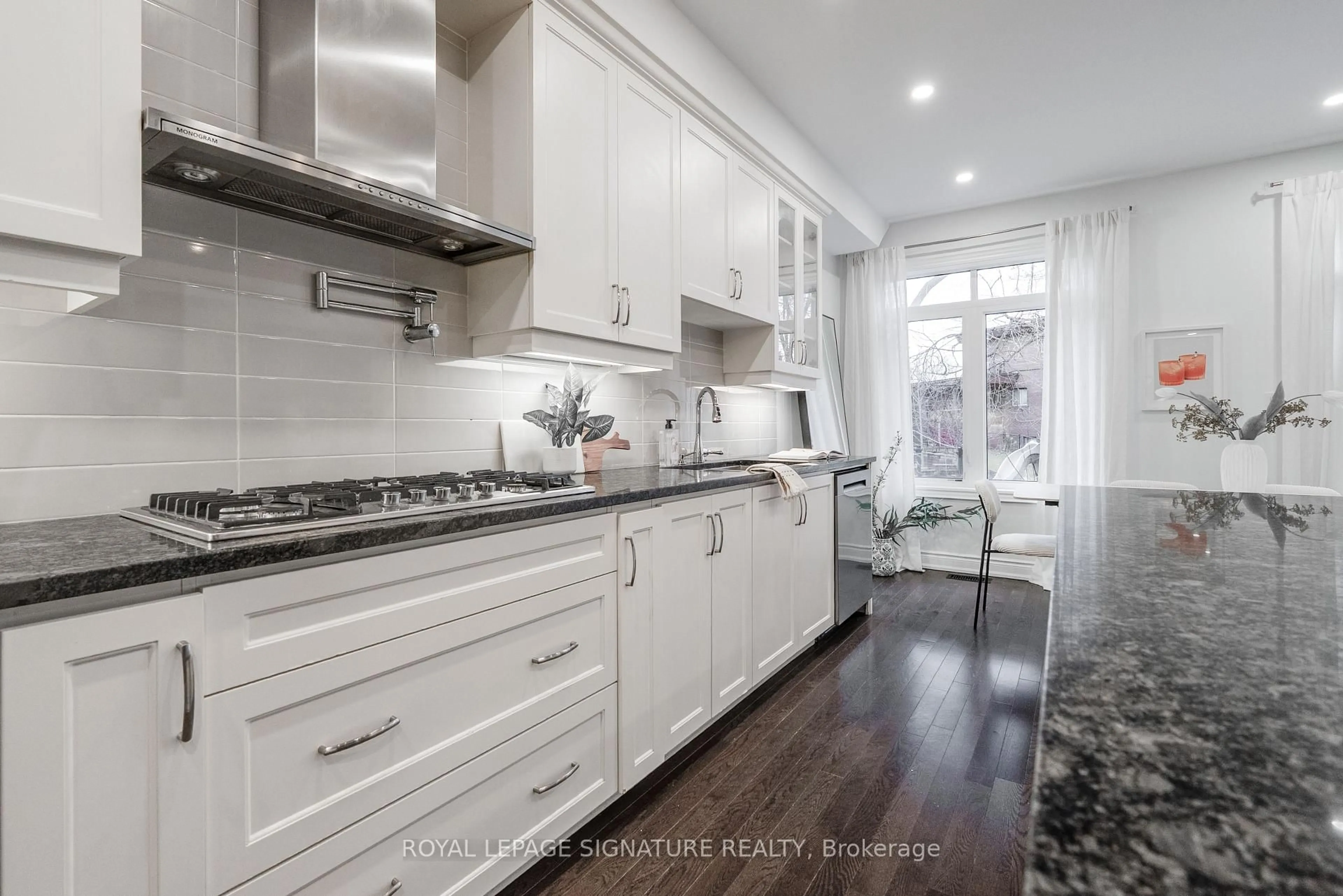 Contemporary kitchen, unknown for 14 Queen Mary Crt, Vaughan Ontario L4L 0H9