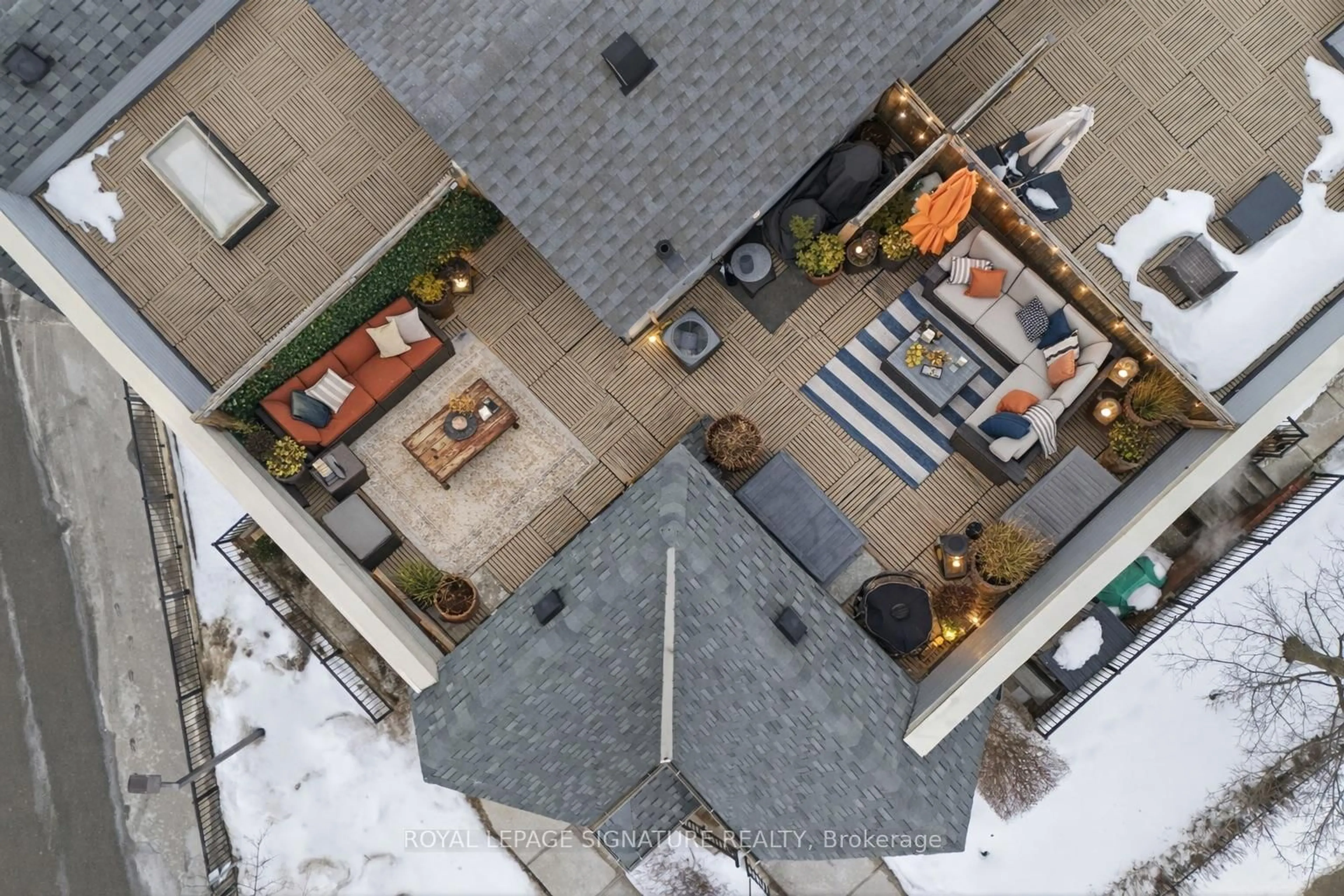 A pic from outside/outdoor area/front of a property/back of a property/a pic from drone, unknown for 75 Weldrick Rd #1029, Richmond Hill Ontario L4C 0H9