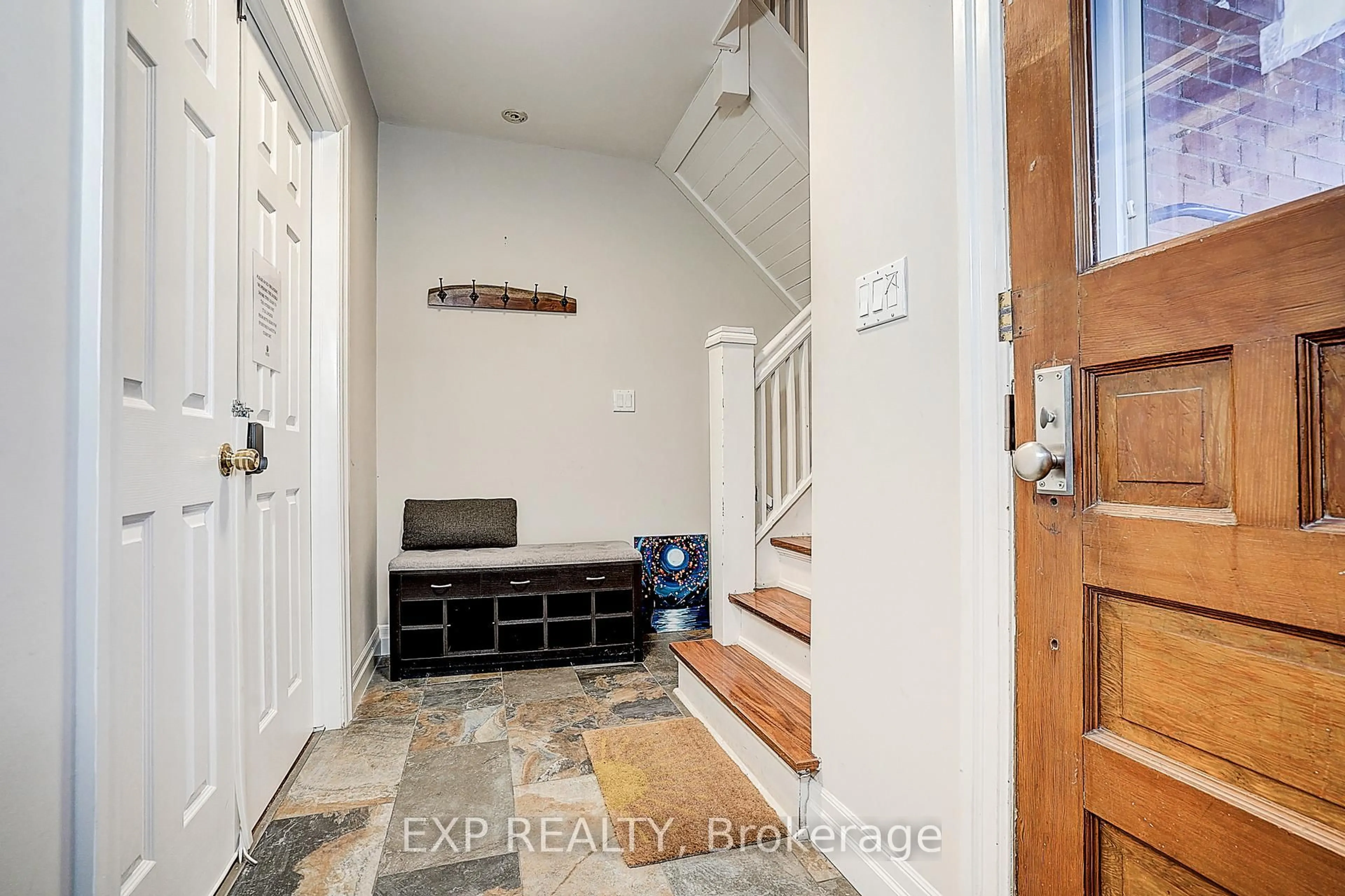Indoor entryway for 12 Vincent St, Newmarket Ontario L3Y 4G2