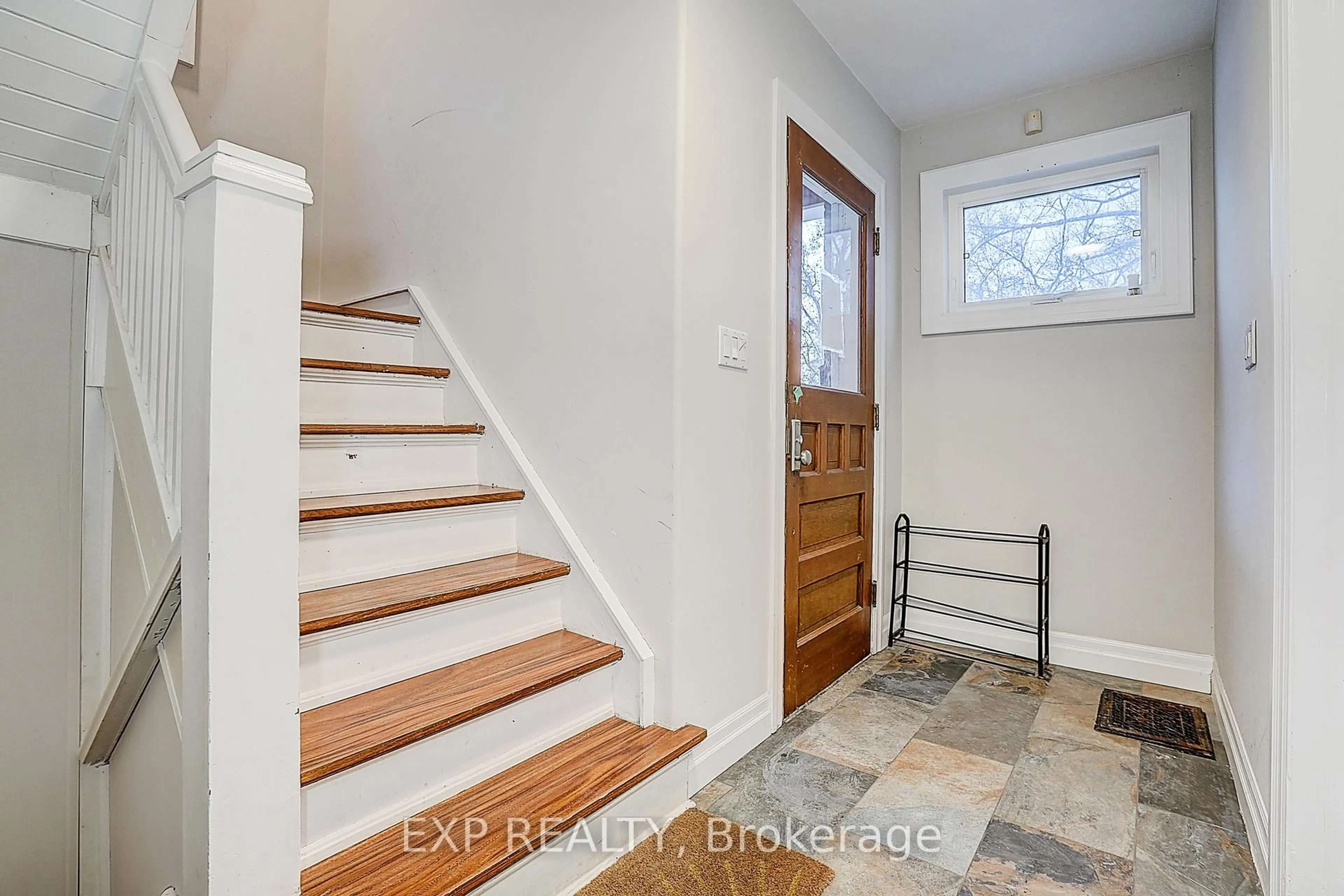 Indoor entryway for 12 Vincent St, Newmarket Ontario L3Y 4G2