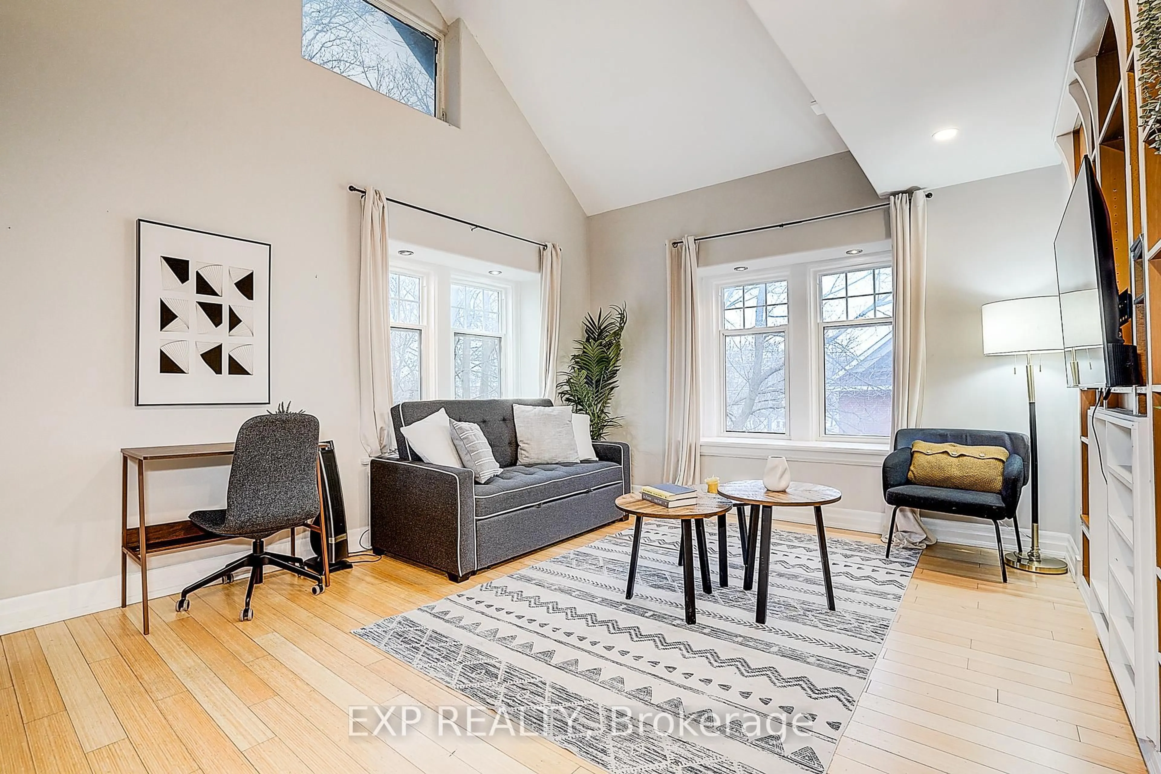 Living room with furniture, unknown for 12 Vincent St, Newmarket Ontario L3Y 4G2