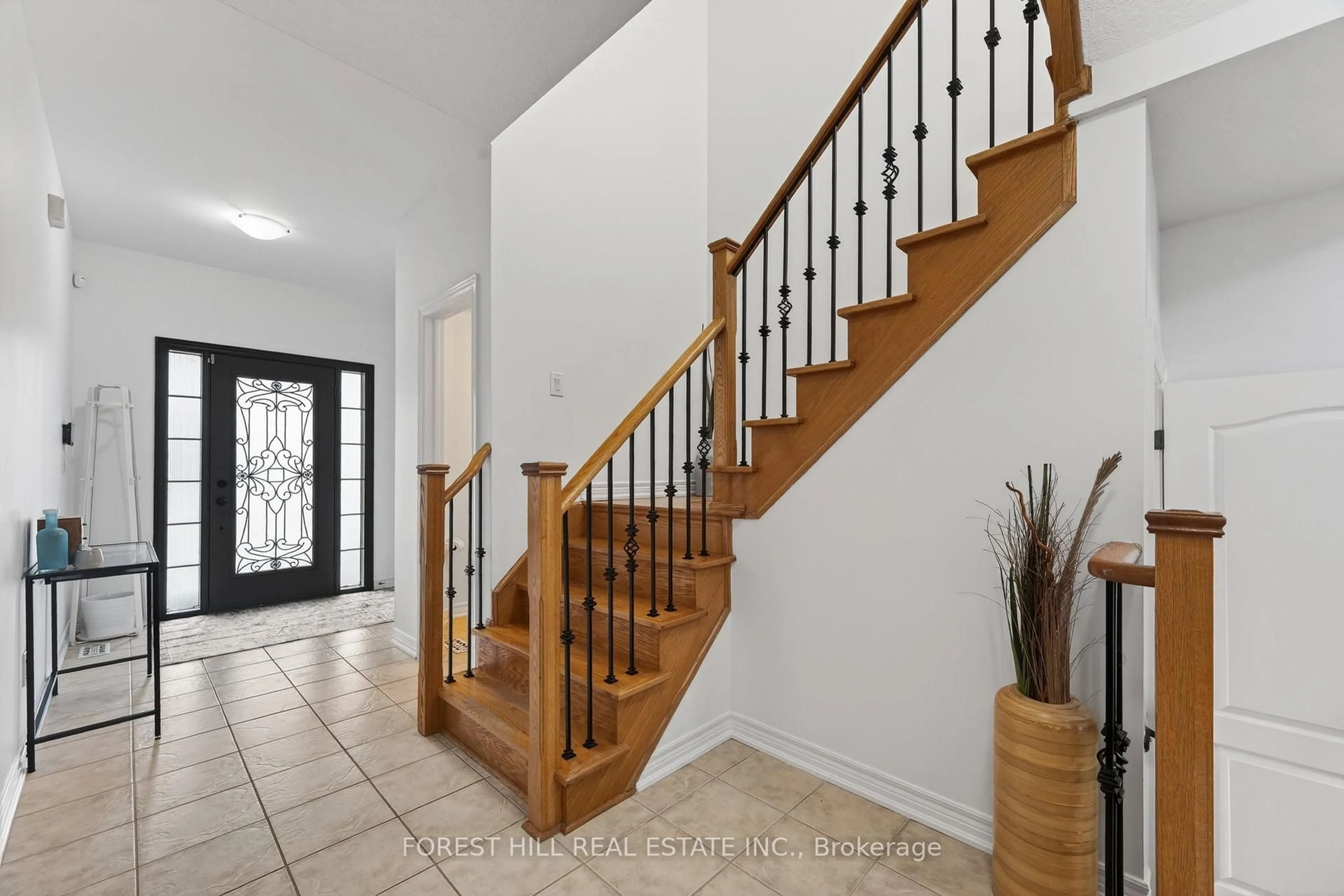 Indoor entryway for 71 Puccini Dr #9, Richmond Hill Ontario L4E 4X8