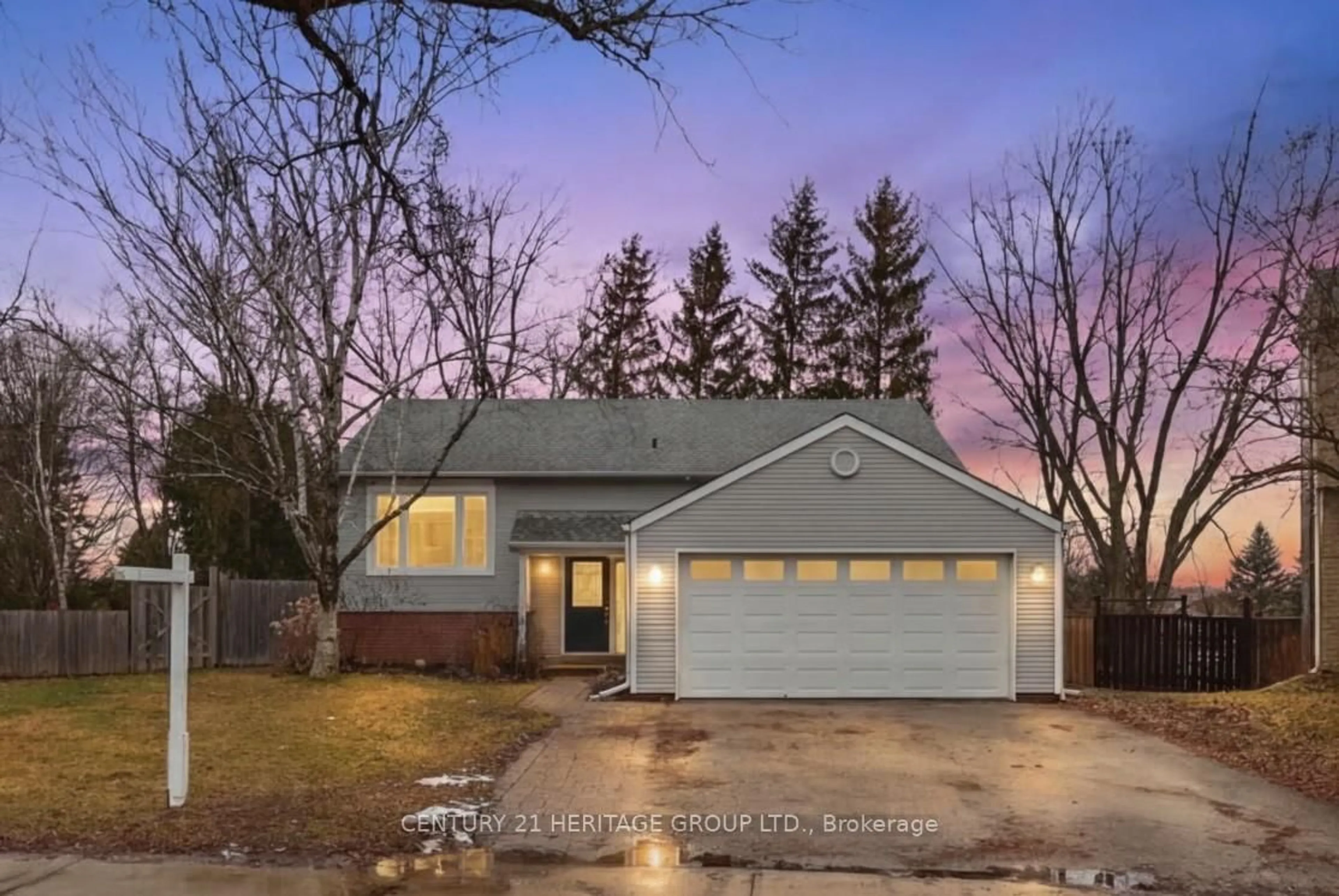 Home with vinyl exterior material, street for 28 Pegg's Cres, East Gwillimbury Ontario L9N 1B3