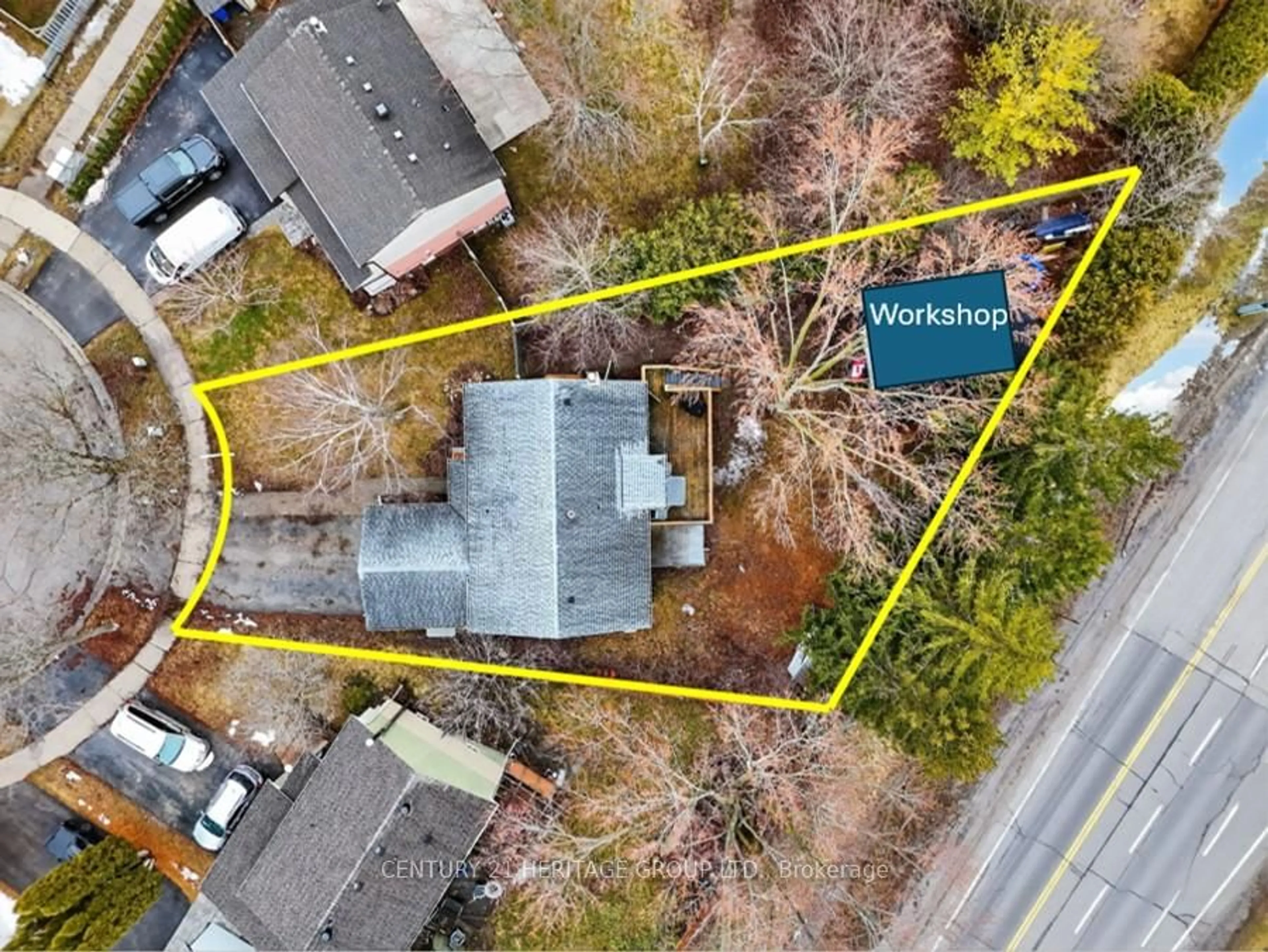 A pic from outside/outdoor area/front of a property/back of a property/a pic from drone, street for 28 Pegg's Cres, East Gwillimbury Ontario L9N 1B3