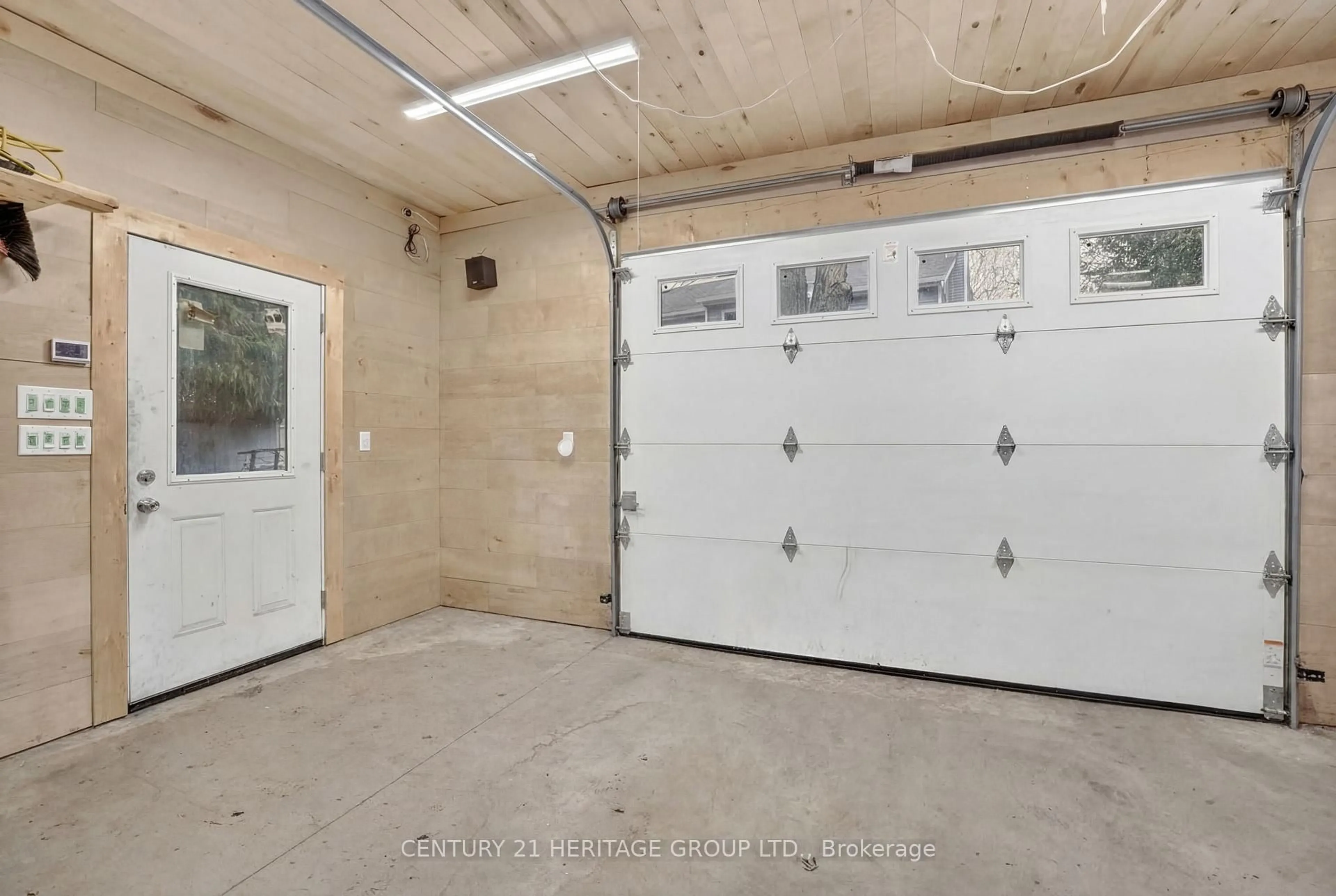 Indoor garage for 28 Pegg's Cres, East Gwillimbury Ontario L9N 1B3
