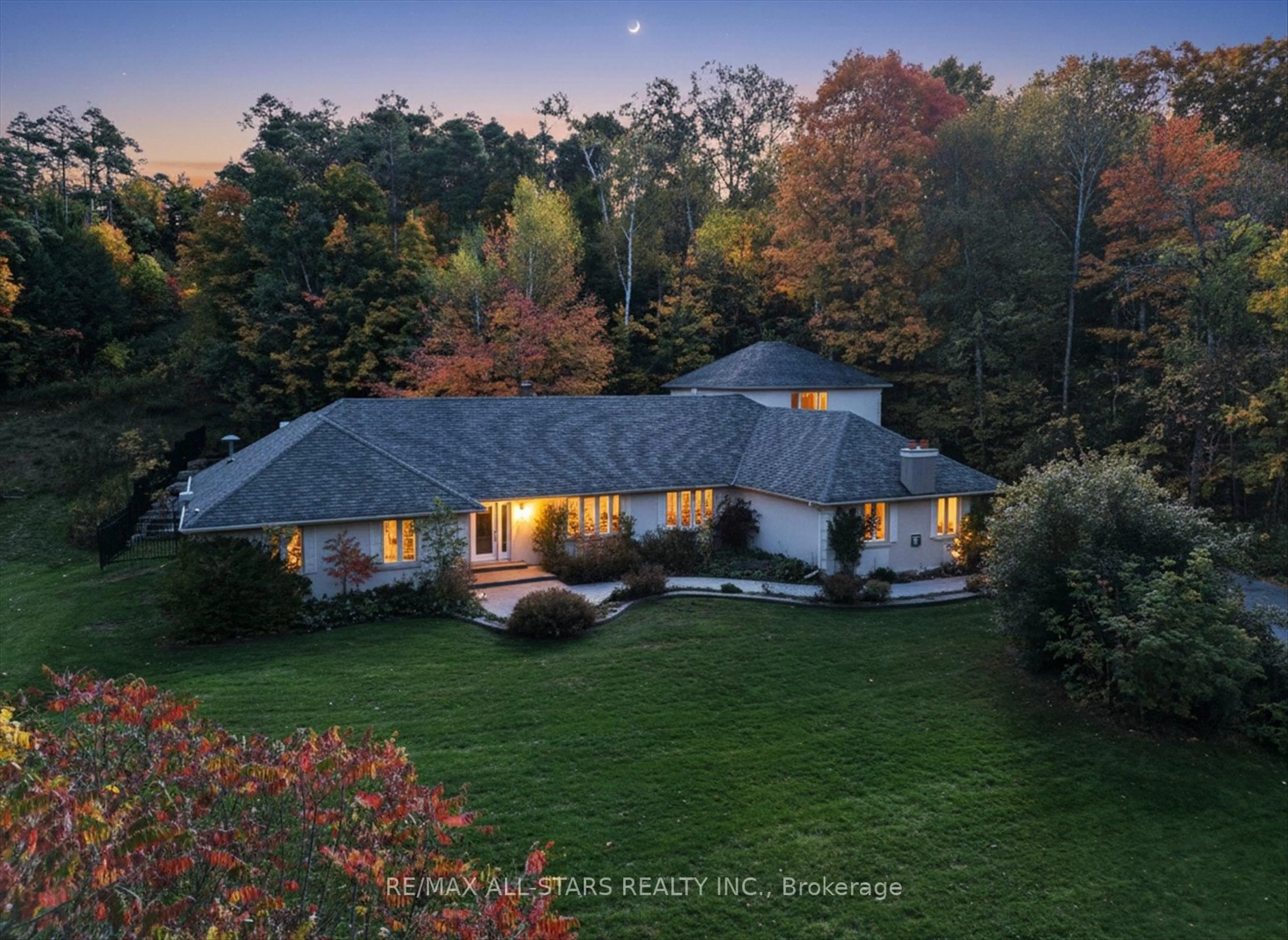 A pic from outside/outdoor area/front of a property/back of a property/a pic from drone, unknown for 40 Algonquin Forest Dr, East Gwillimbury Ontario L9N 0C6