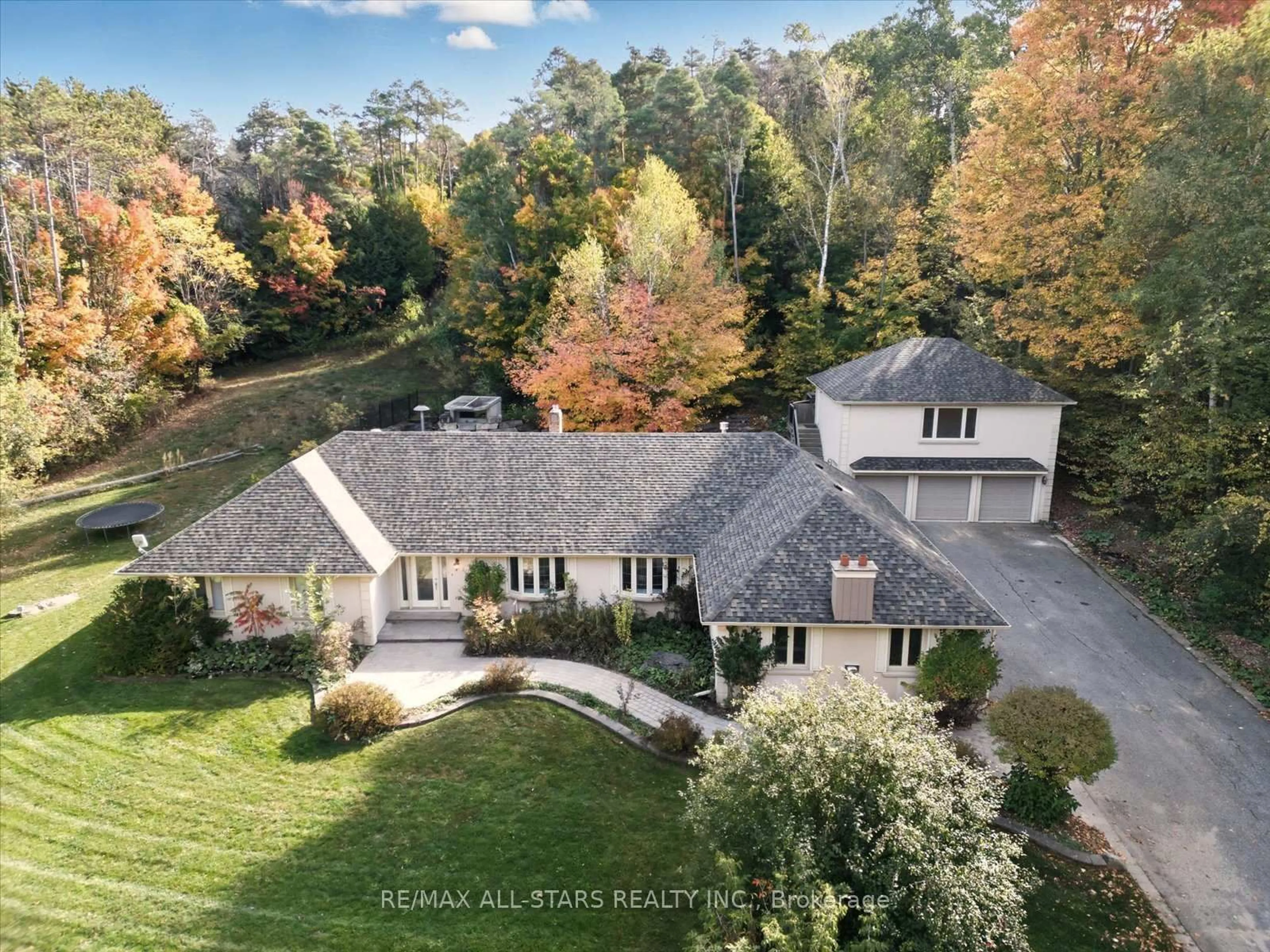 A pic from outside/outdoor area/front of a property/back of a property/a pic from drone, unknown for 40 Algonquin Forest Dr, East Gwillimbury Ontario L9N 0C6