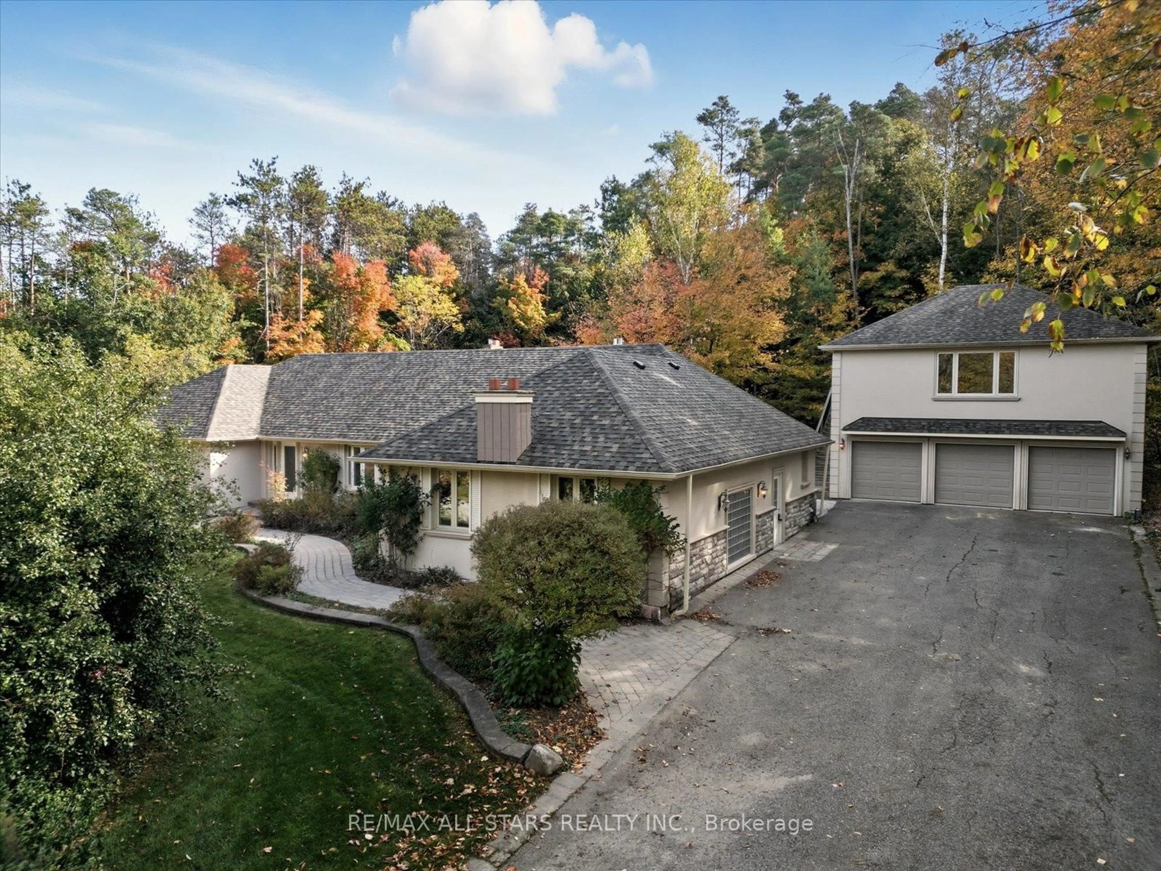 A pic from outside/outdoor area/front of a property/back of a property/a pic from drone, street for 40 Algonquin Forest Dr, East Gwillimbury Ontario L9N 0C6