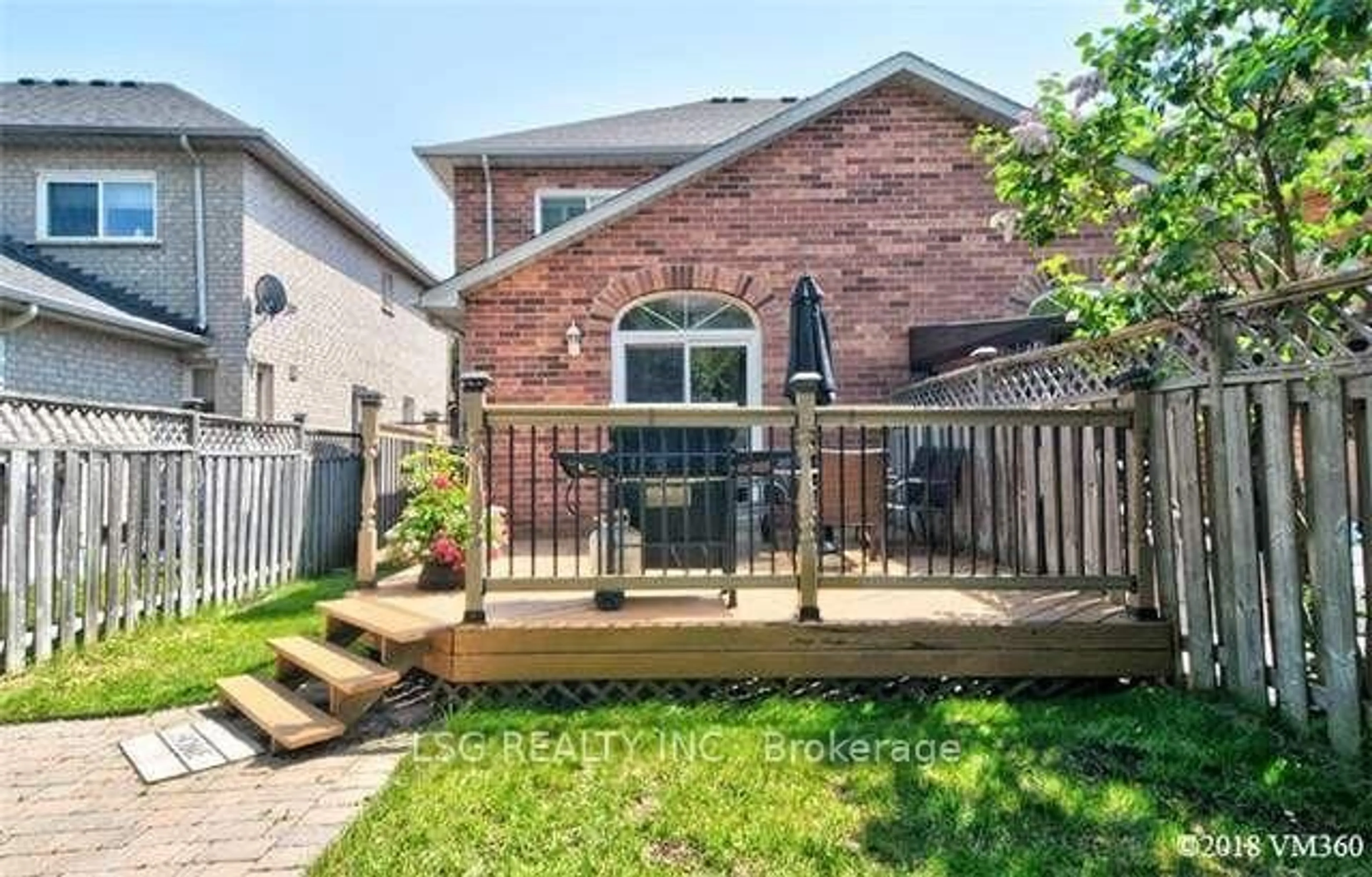 Patio, street for 20 Hollidge Blvd, Aurora Ontario L4G 7H7