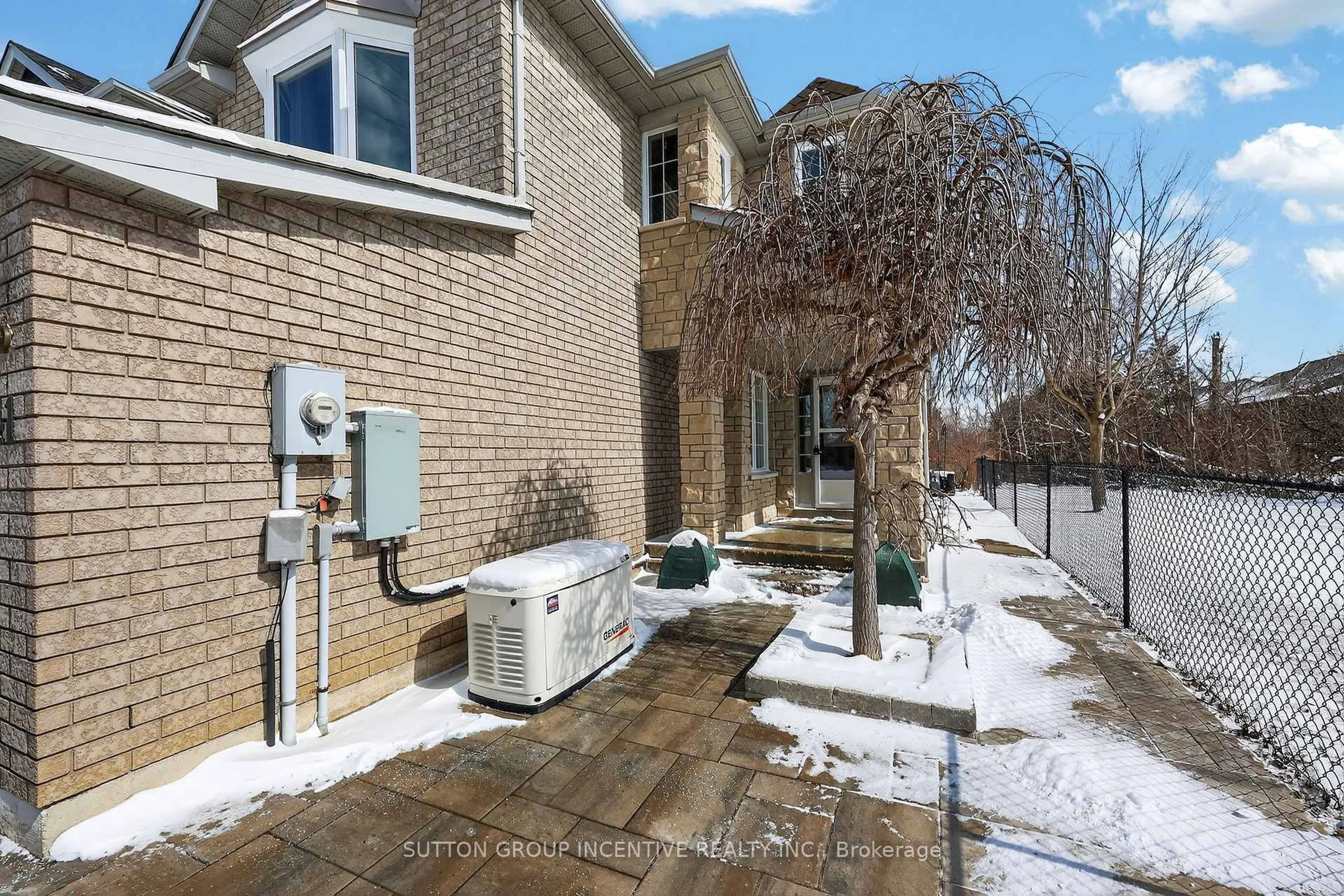 A pic from outside/outdoor area/front of a property/back of a property/a pic from drone, street for 41 Herrema Blvd, Uxbridge Ontario L9P 1W6