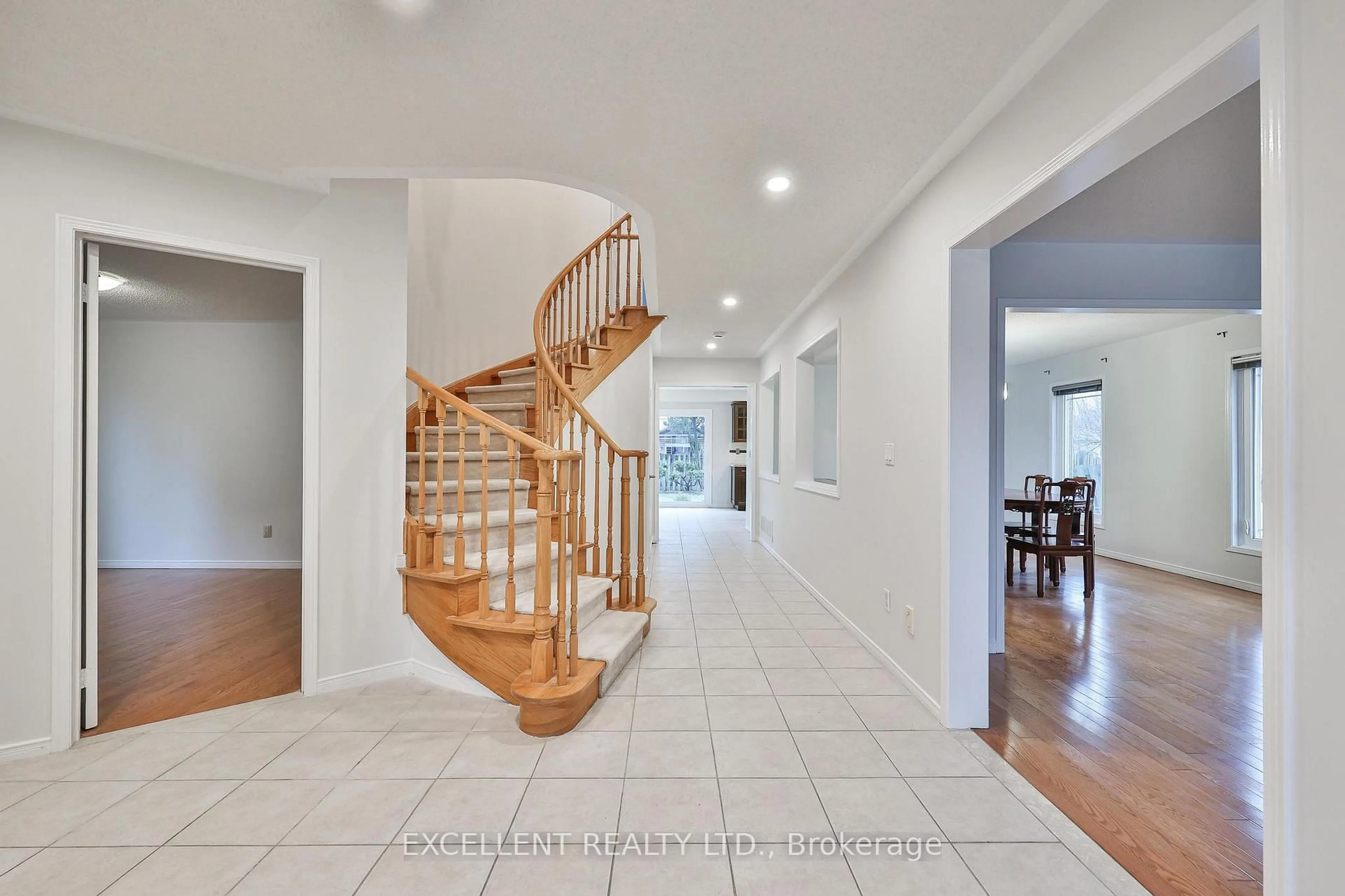Indoor foyer for 17 Charrington Cres, Markham Ontario L3R 0R3
