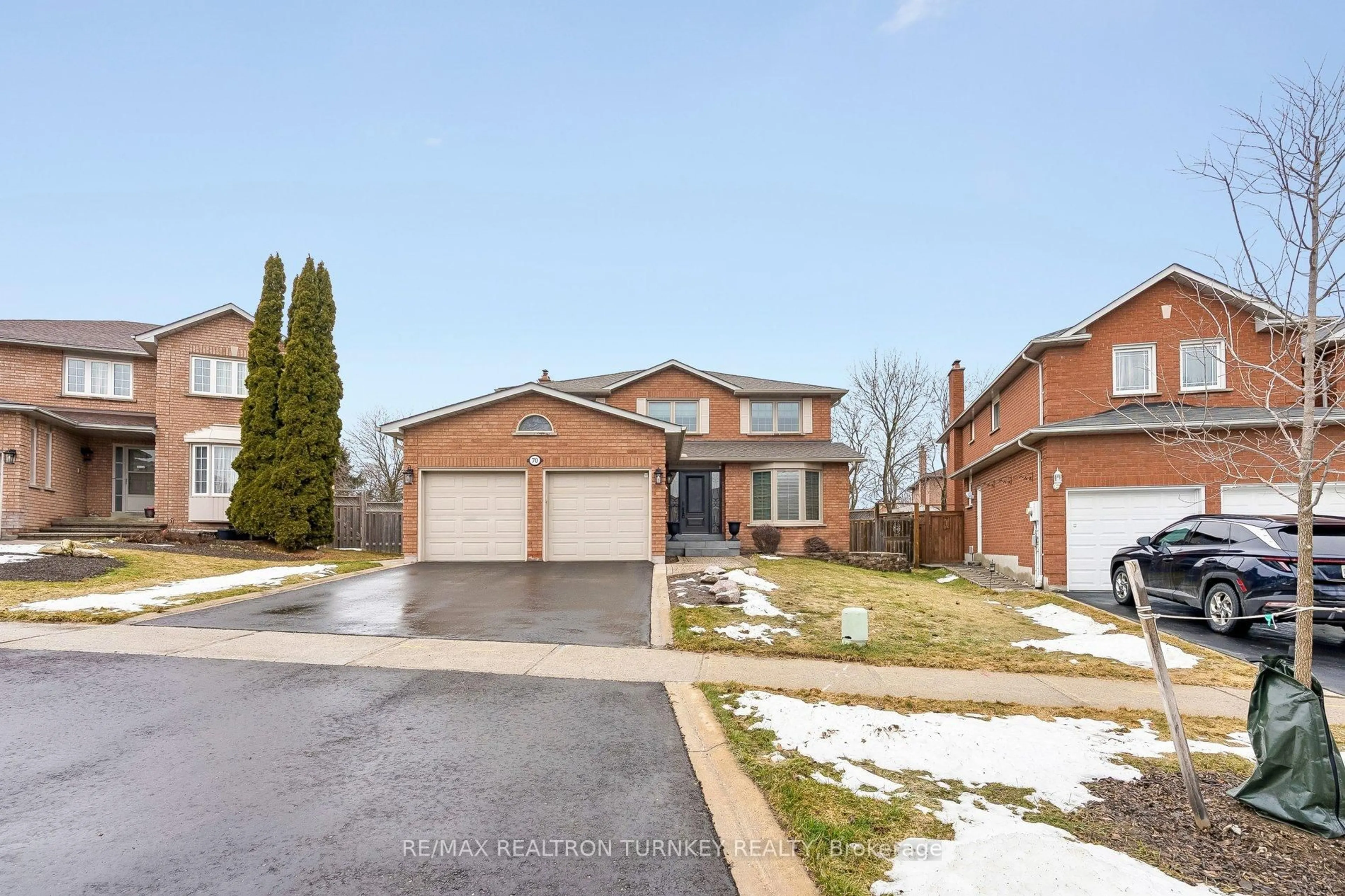 Home with brick exterior material, street for 70 Keffer Circ, Newmarket Ontario L3X 1R8
