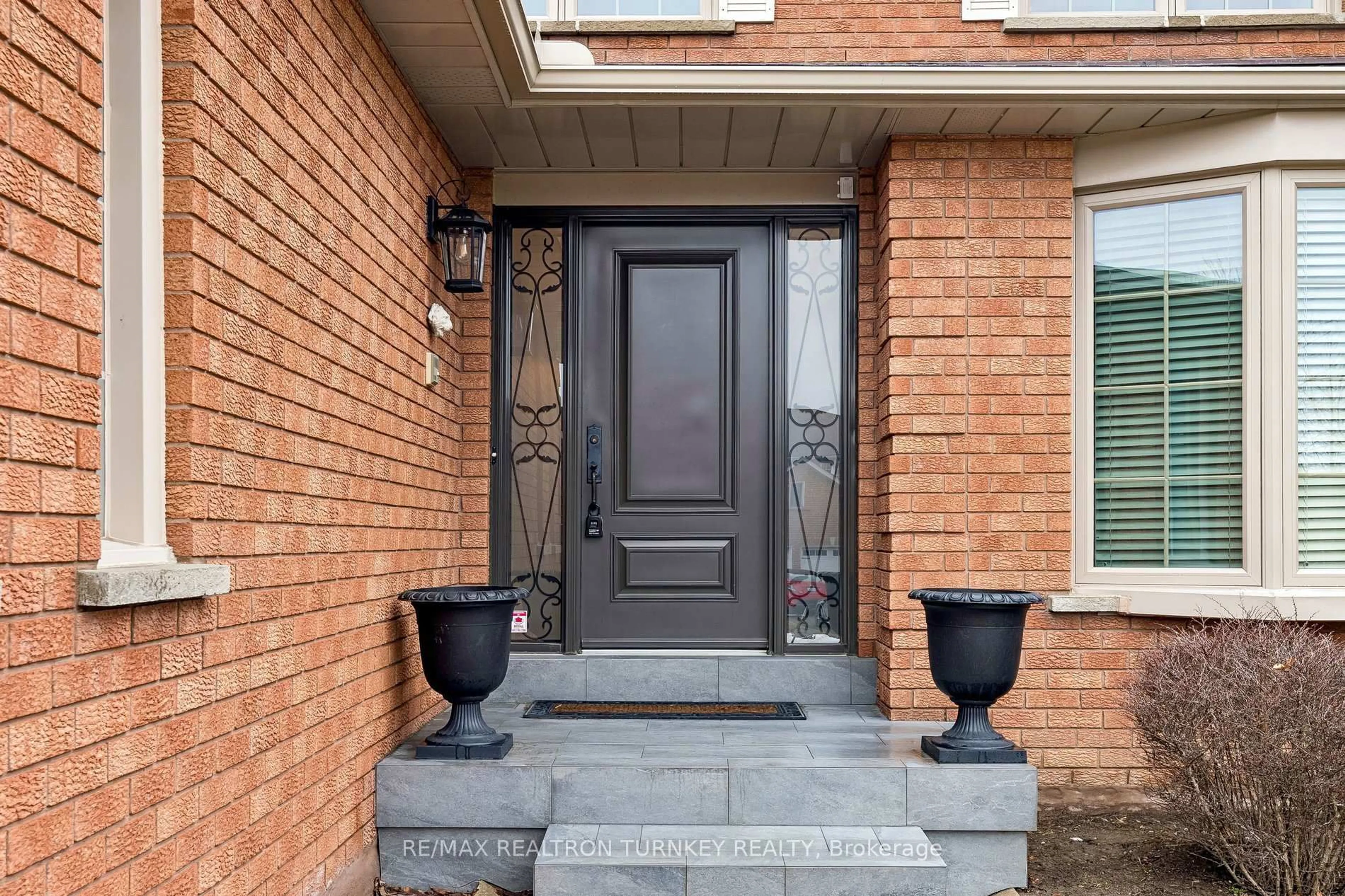 Indoor entryway for 70 Keffer Circ, Newmarket Ontario L3X 1R8