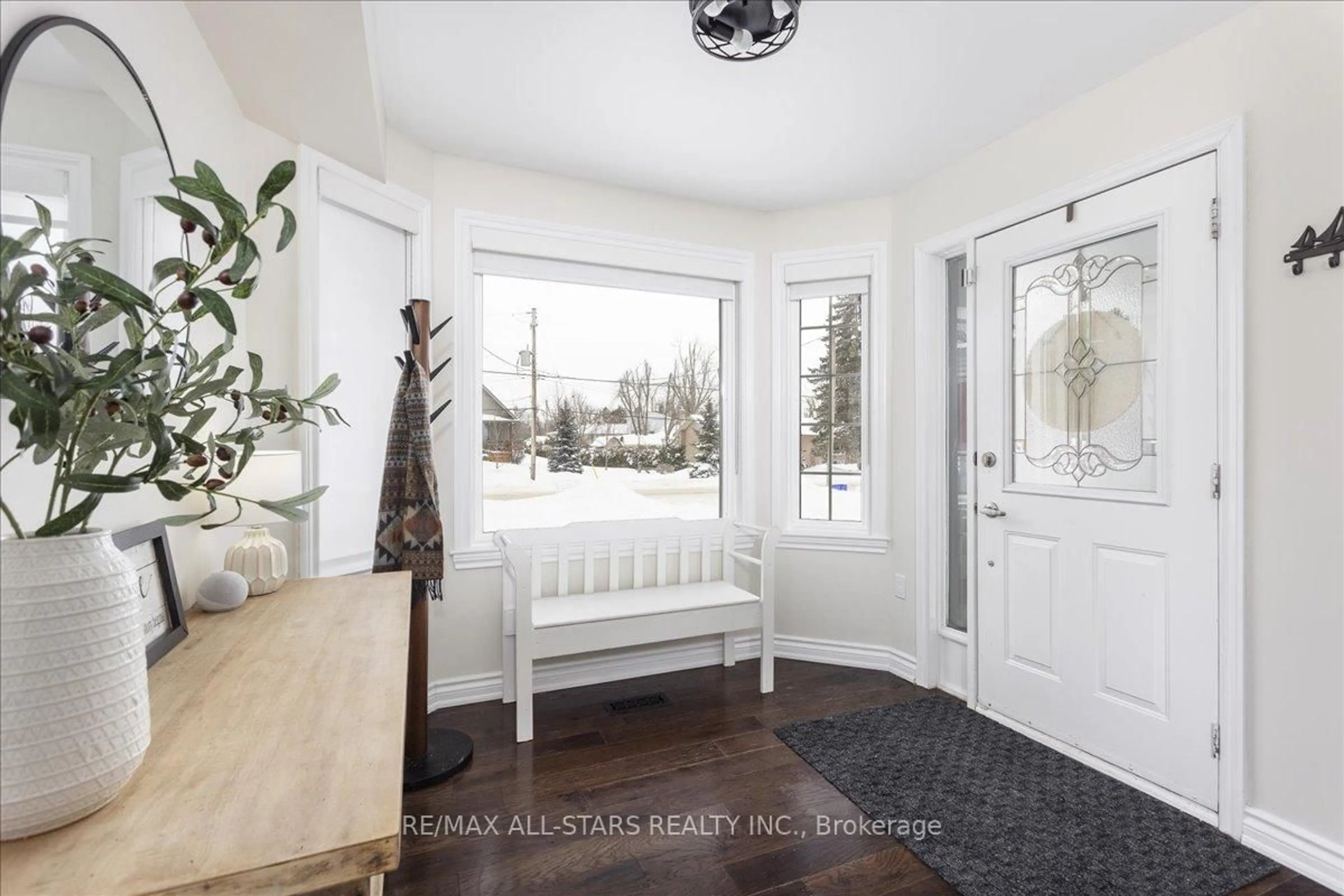 Indoor entryway for 420 Centre St, Brock Ontario L0K 1A0