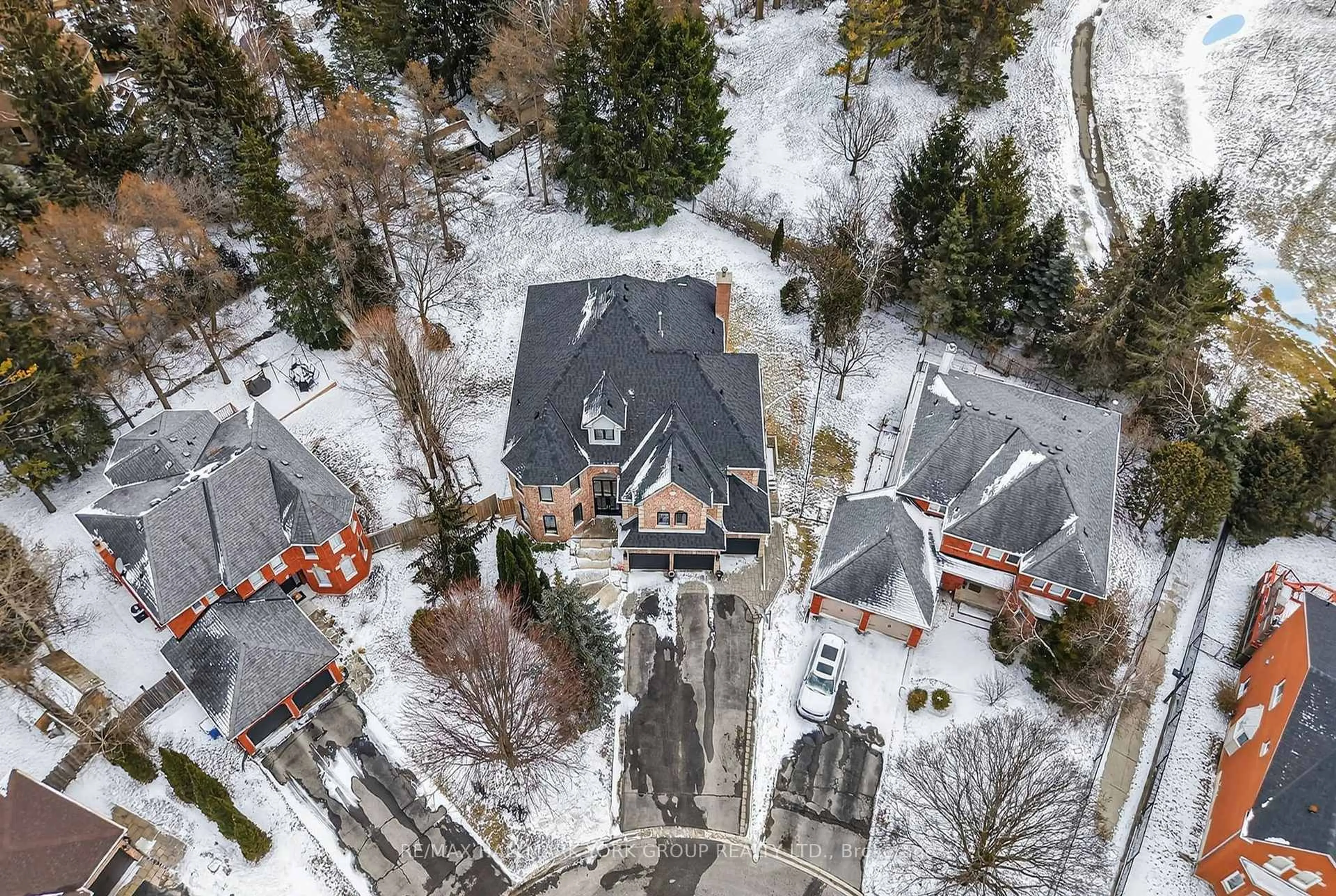 A pic from outside/outdoor area/front of a property/back of a property/a pic from drone, street for 290 Binns Ave, Newmarket Ontario L3X 1T6