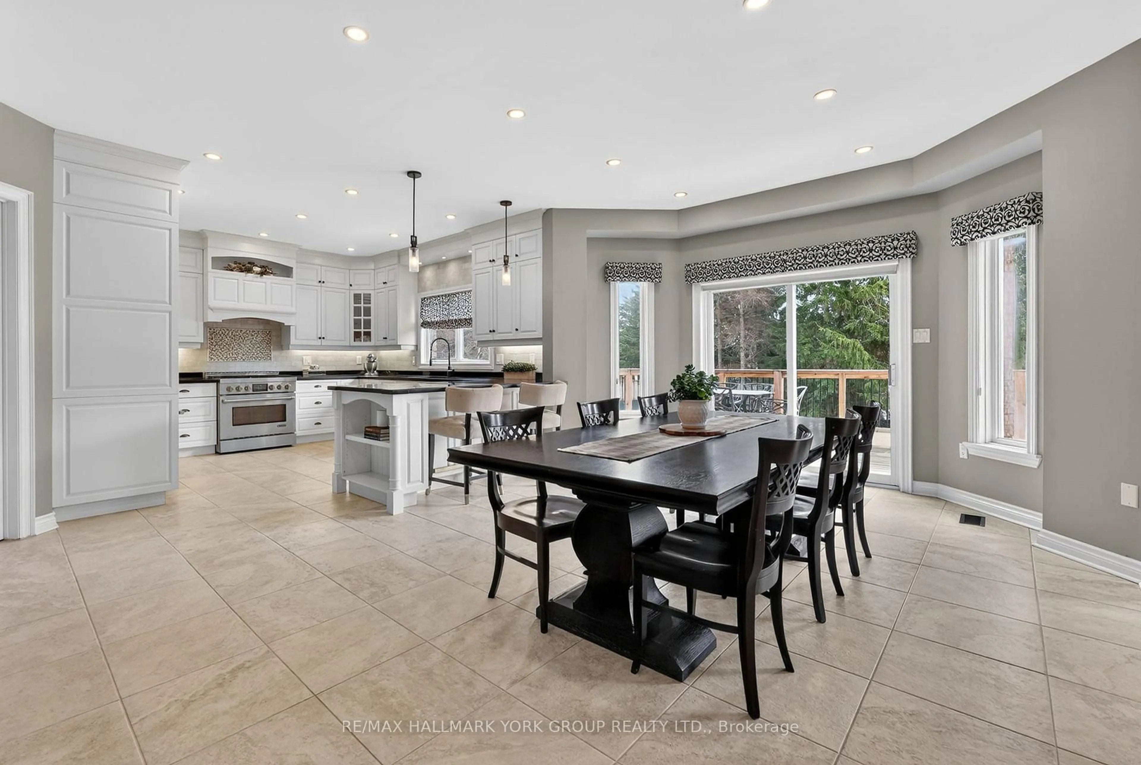 Open concept kitchen, ceramic/tile floor for 290 Binns Ave, Newmarket Ontario L3X 1T6