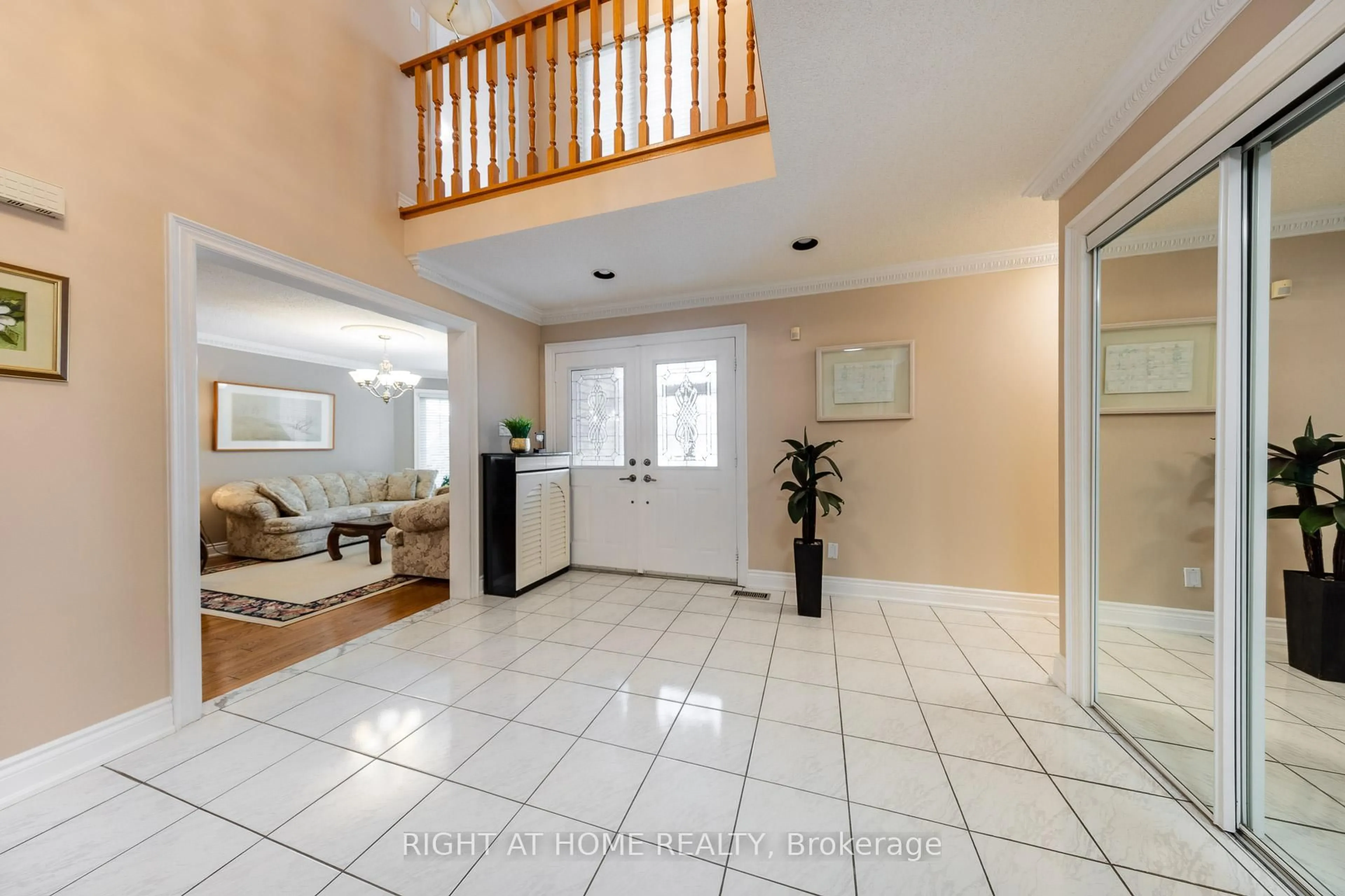 Indoor foyer for 27 Addison St, Richmond Hill Ontario L4C 9N1