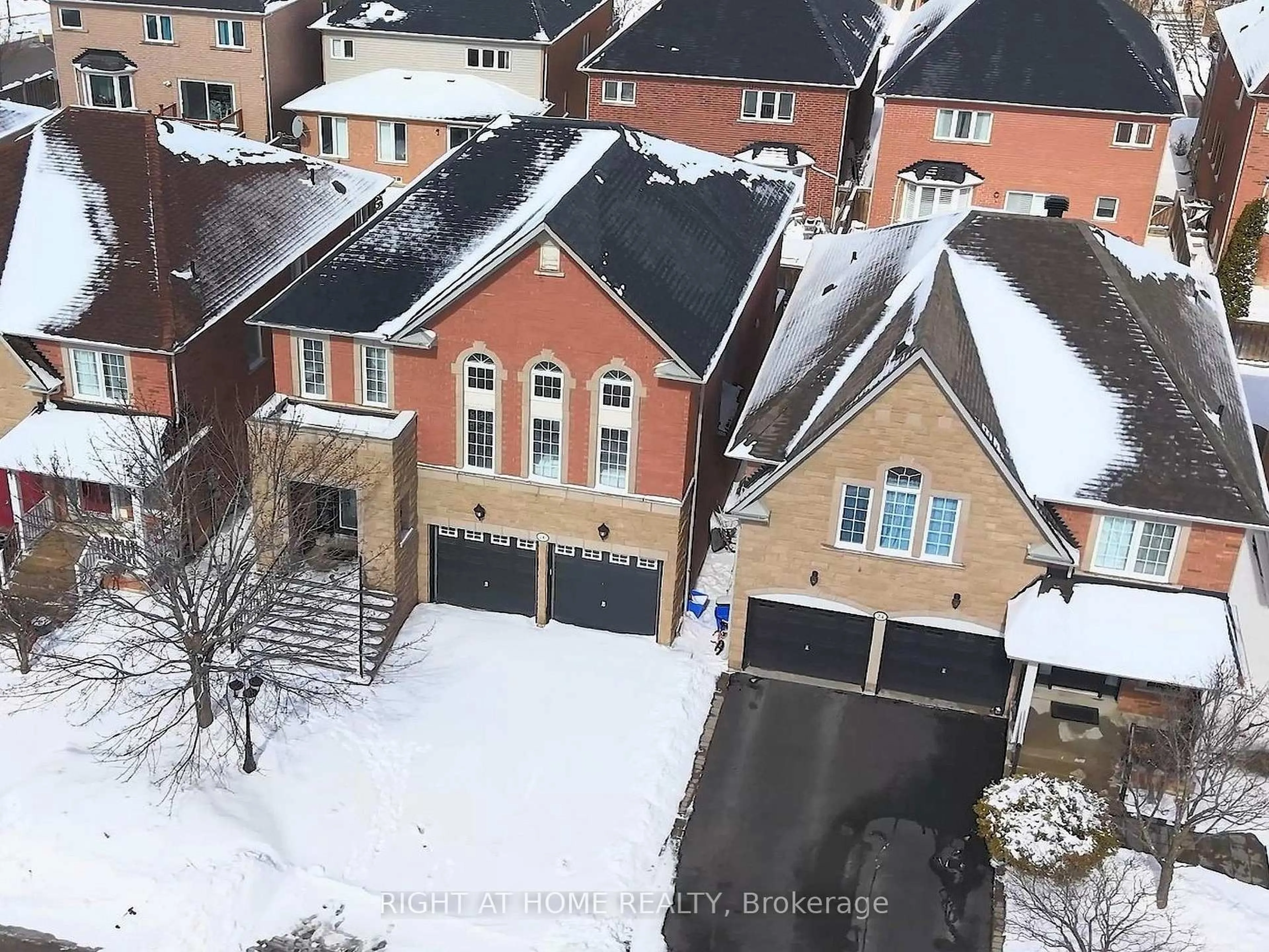 A pic from outside/outdoor area/front of a property/back of a property/a pic from drone, street for 26 Carnoustie Cres, Richmond Hill Ontario L4E 0A2