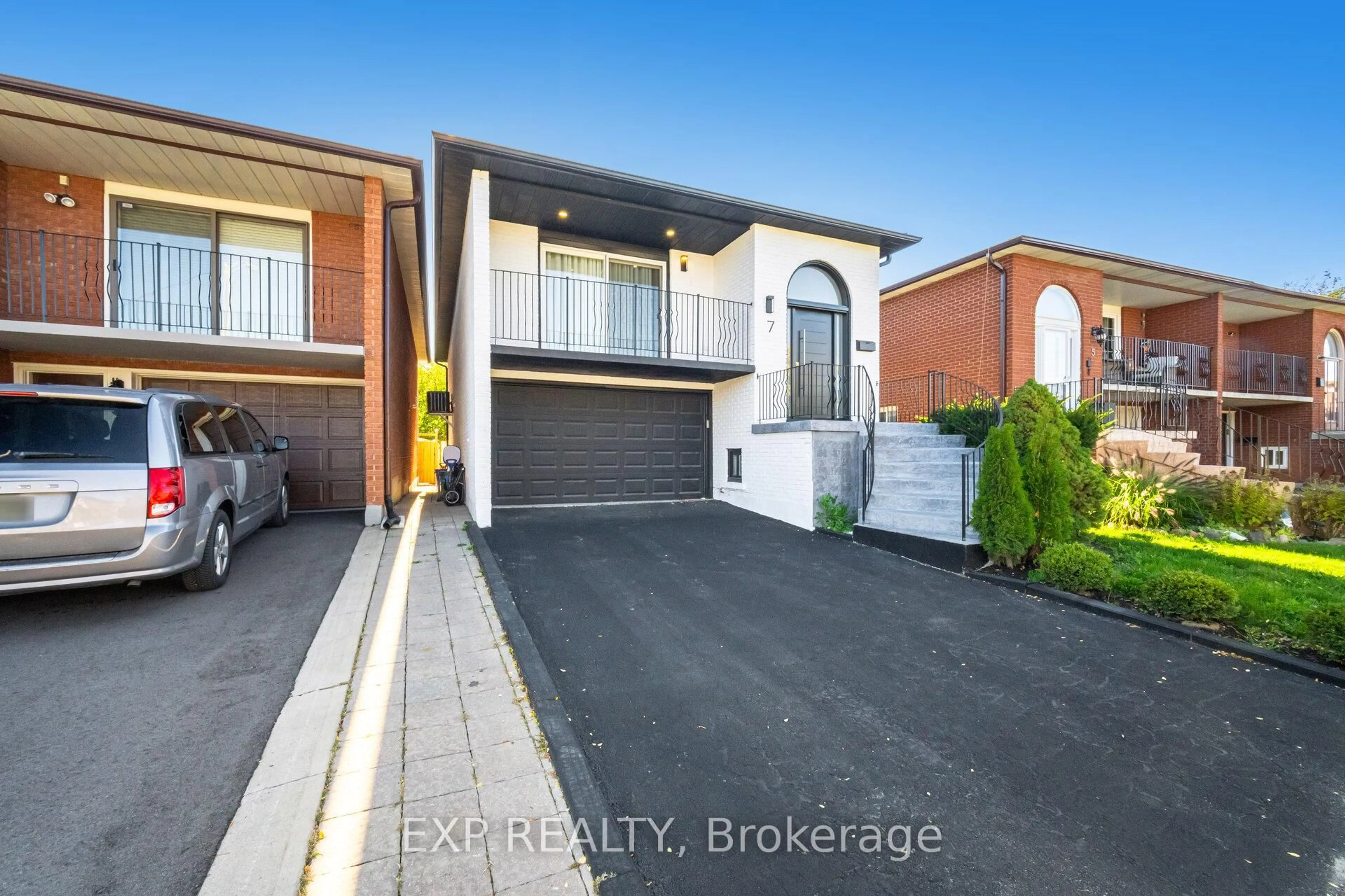 A pic from outside/outdoor area/front of a property/back of a property/a pic from drone, street for 7 Boyne Highlands Crt, Vaughan Ontario L4K 1K4