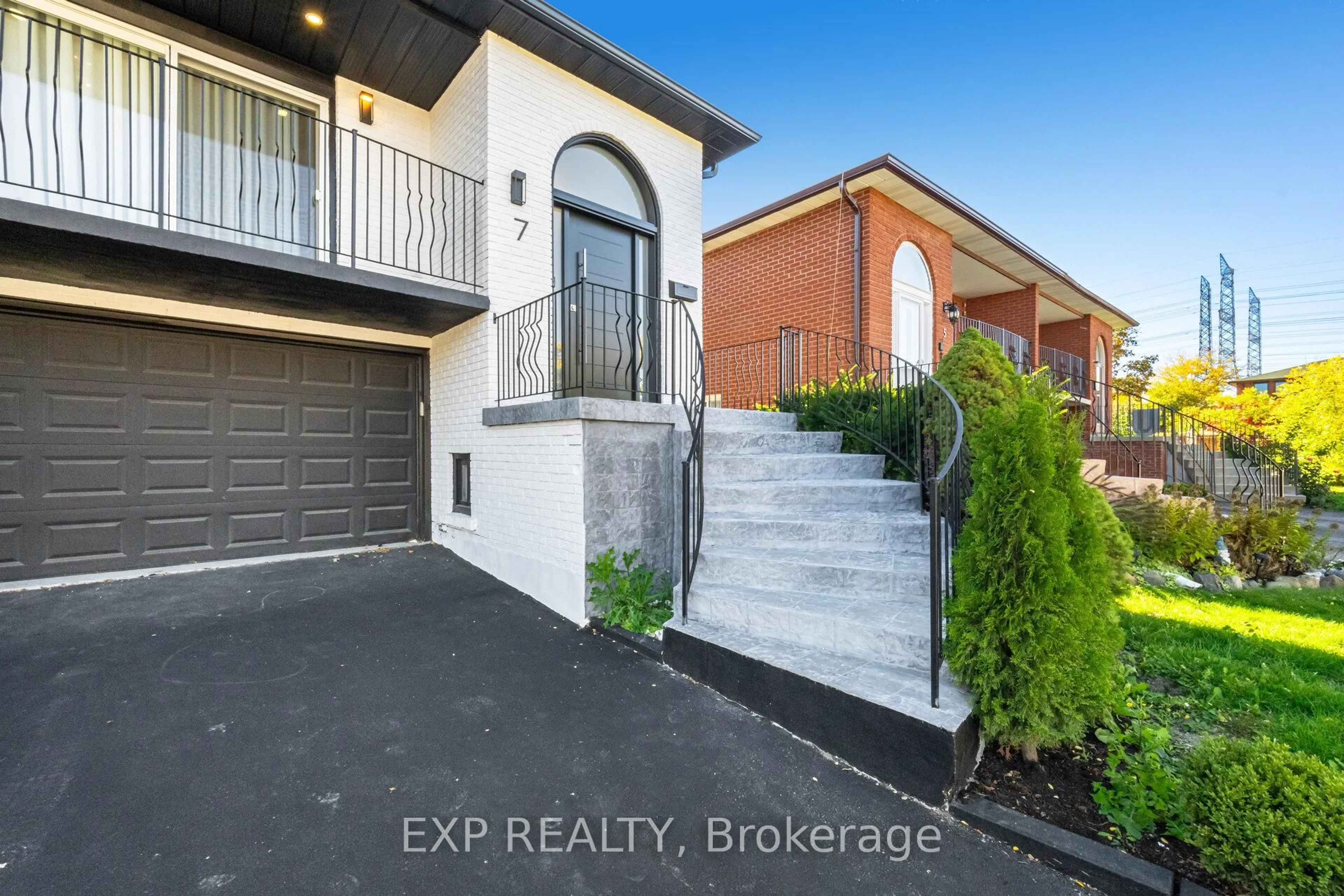 A pic from outside/outdoor area/front of a property/back of a property/a pic from drone, street for 7 Boyne Highlands Crt, Vaughan Ontario L4K 1K4