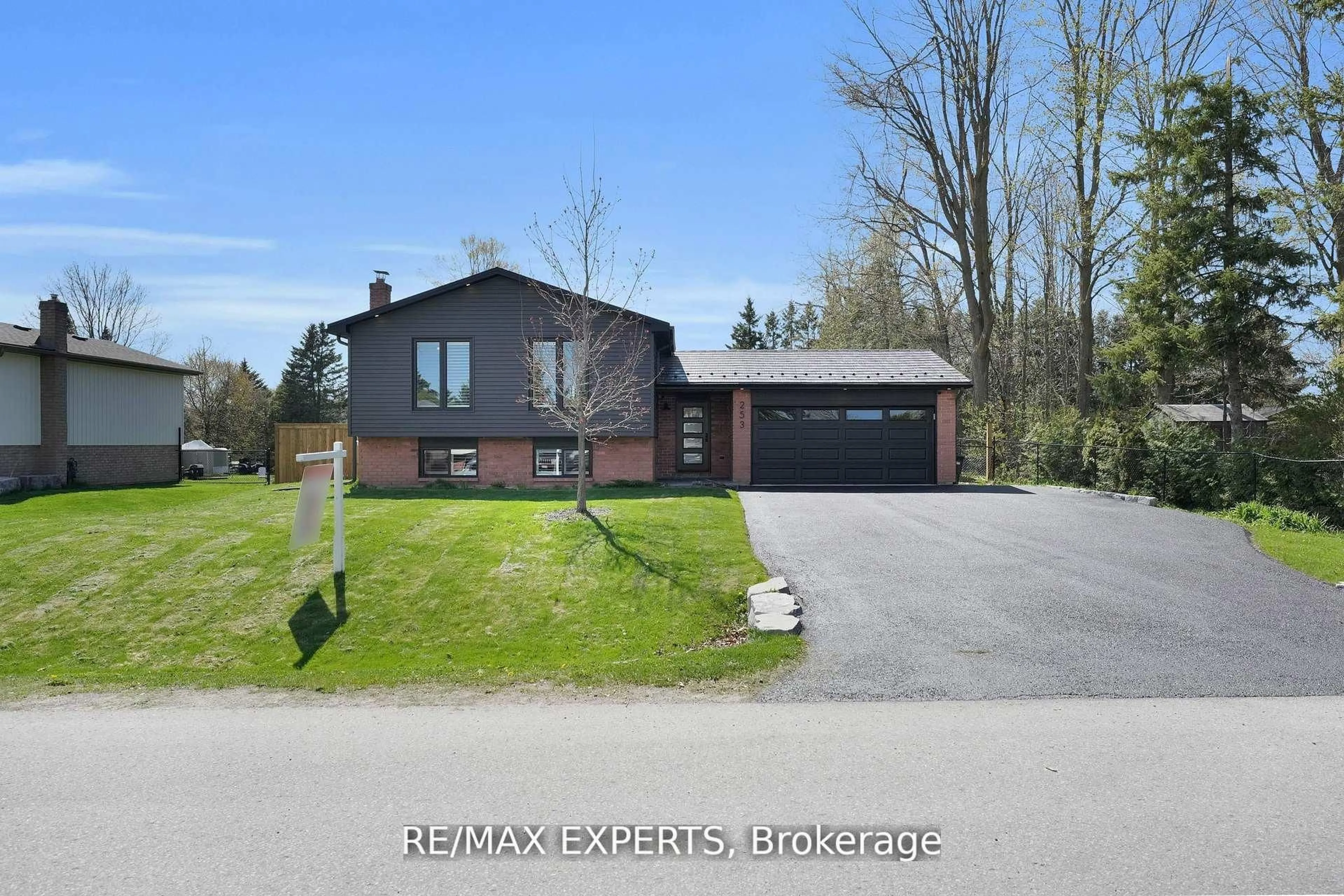 A pic from outside/outdoor area/front of a property/back of a property/a pic from drone, street for 253 Spencer Ave, Essa Ontario L0L 2N0