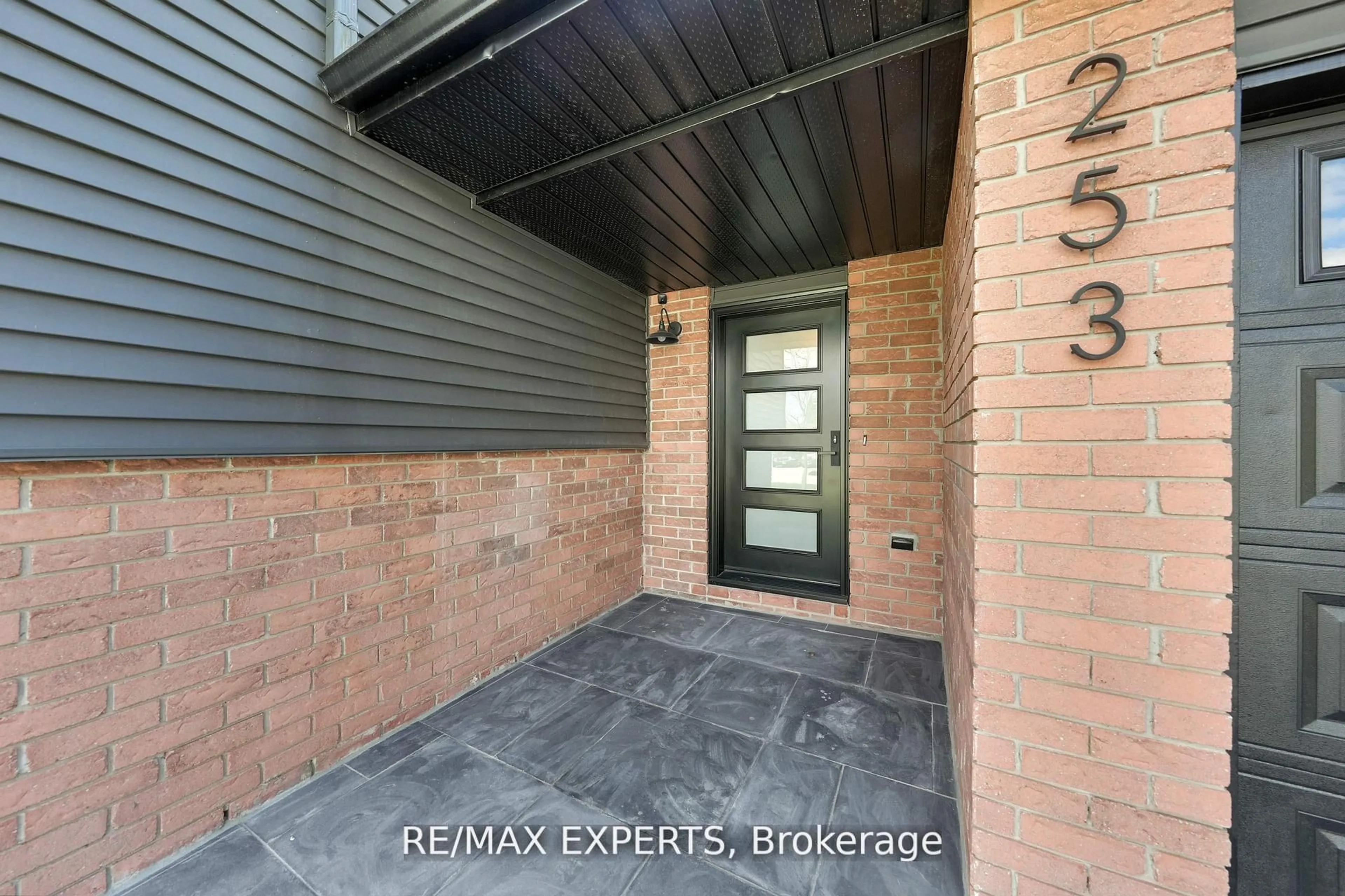 Indoor entryway for 253 Spencer Ave, Essa Ontario L0L 2N0