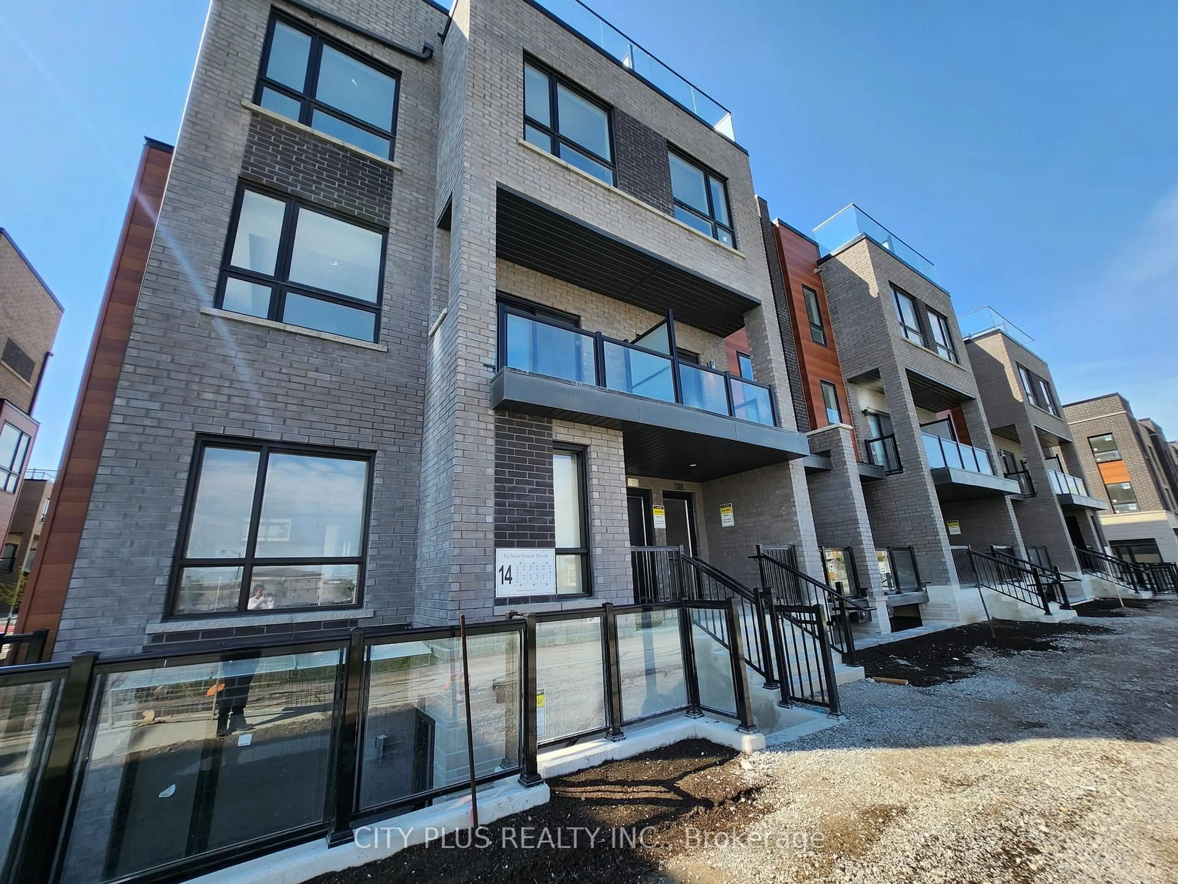 A pic from outside/outdoor area/front of a property/back of a property/a pic from drone, unknown for 14 LYTHAM GREEN Circ #11, Newmarket Ontario L3Y 0C7