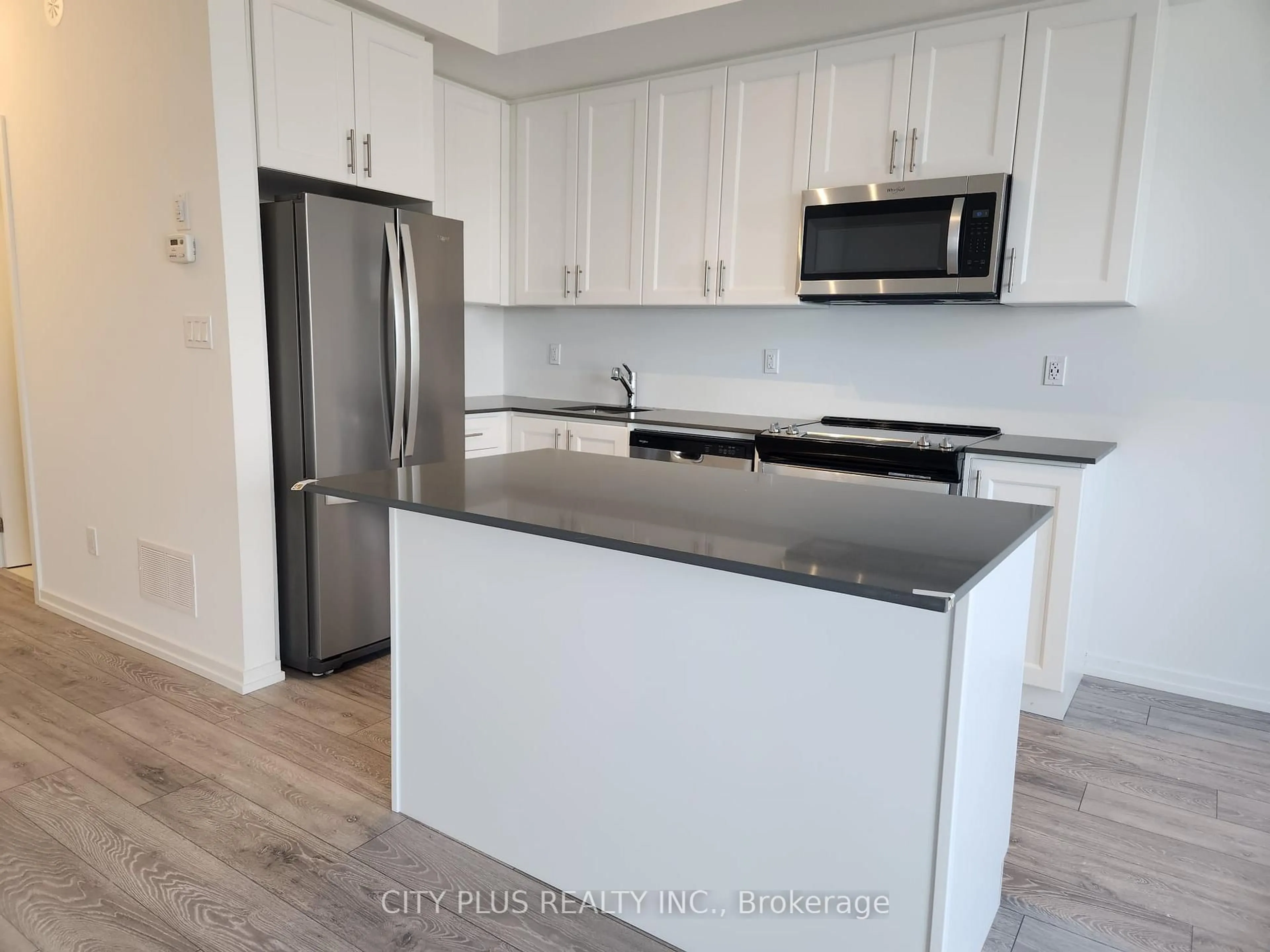 Open concept kitchen, unknown for 14 LYTHAM GREEN Circ #11, Newmarket Ontario L3Y 0C7