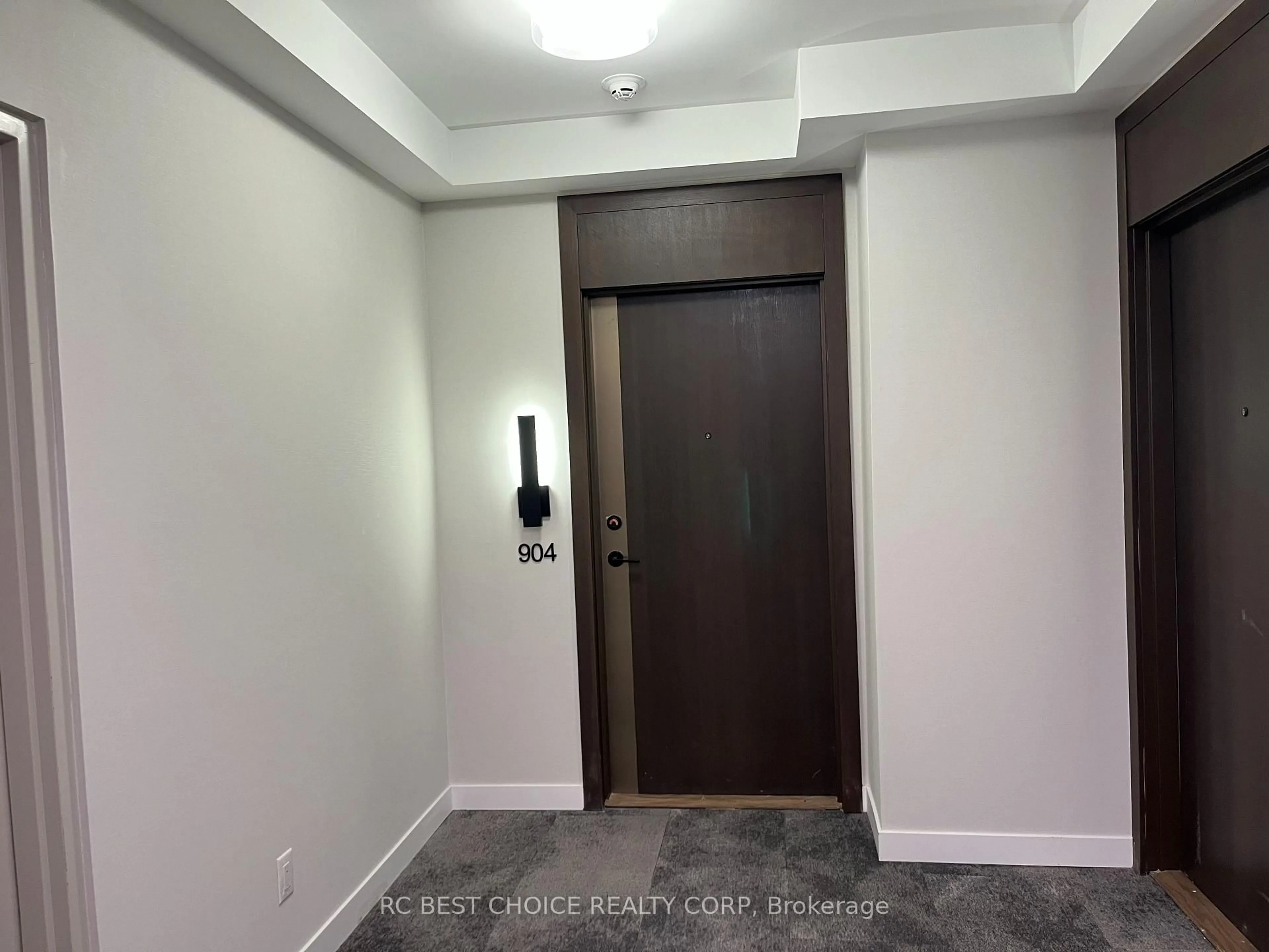 Indoor entryway for 8888 Yonge St #904, Richmond Hill Ontario L4C 6Z1