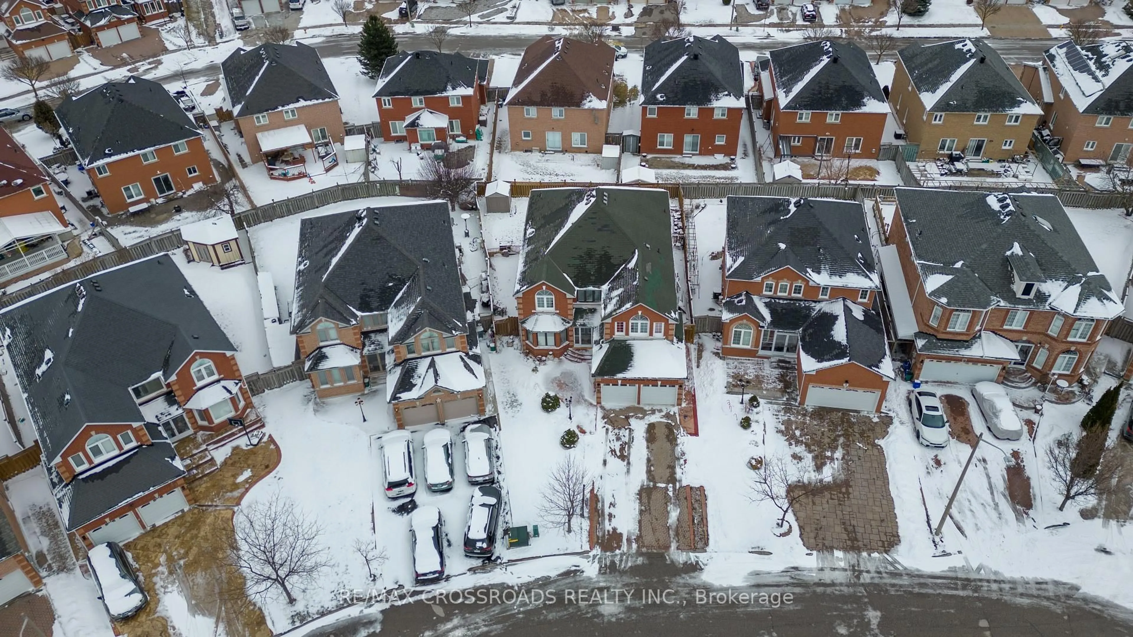 A pic from outside/outdoor area/front of a property/back of a property/a pic from drone, street for 39 Jordana Dr, Markham Ontario L3S 3N8